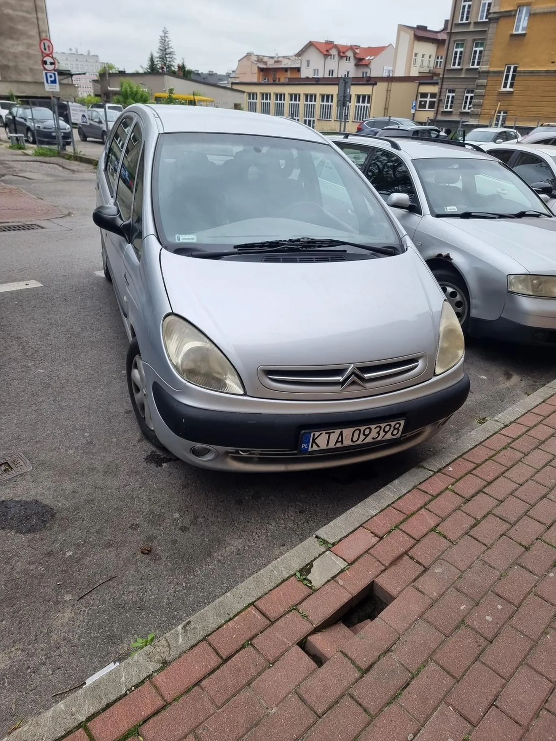 Buractwo na najwyższym poziomie tacy ludzie powinni mieć zakaz wjazdu do miasta mam nadzieję że kiedyś też ktoś postąpi równie nie miło jak Ty wciskając się na siłe komuś na miejsce parkingowe kobieta ledwo wyjechała a pan burak cytryną już będzie wjeżdżał udając że nie widzi jak sygnalizuje zamiar zaparkowania w tym miejscu