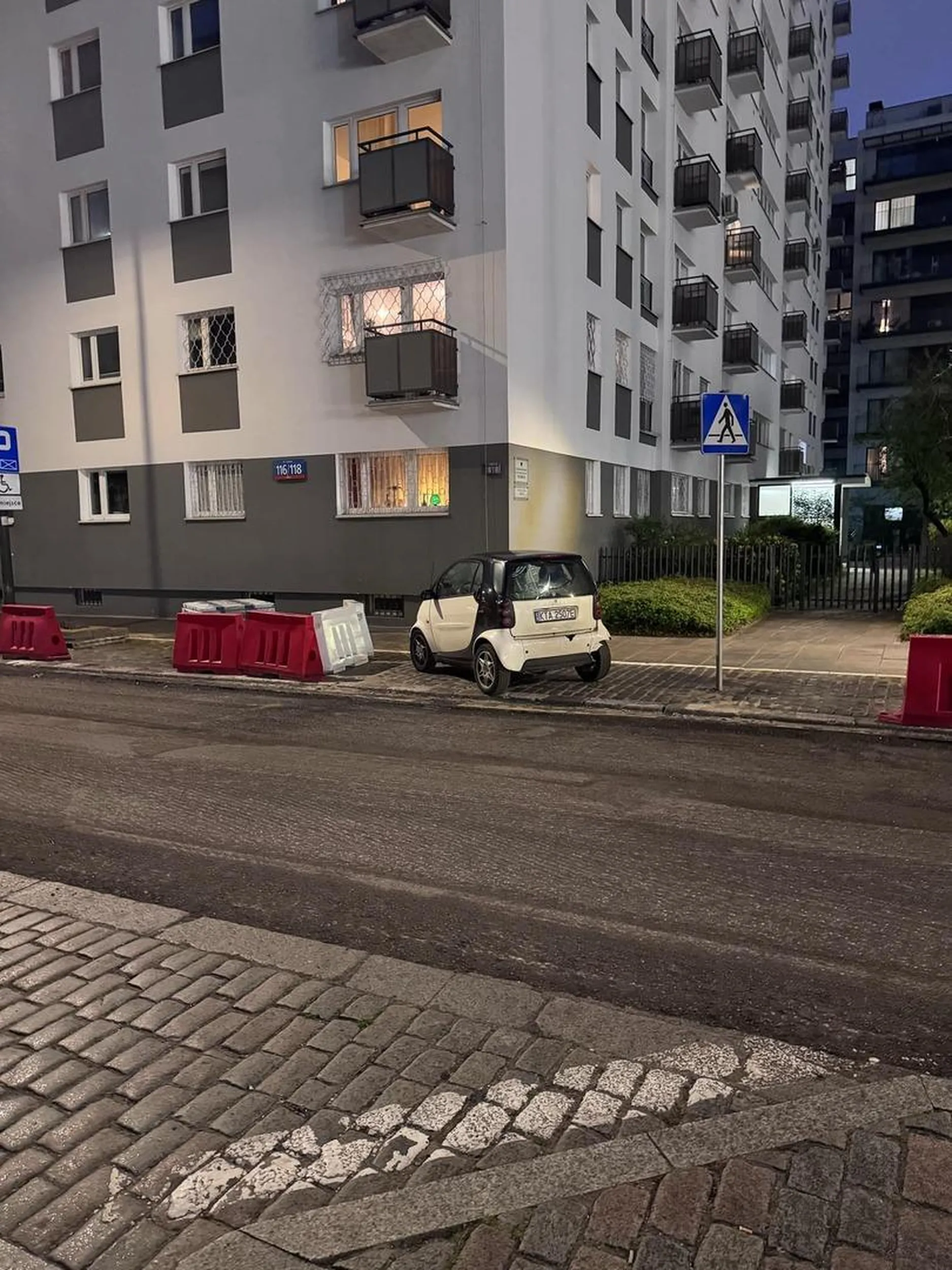 Przejście dla pieszych to nie parking, panie "Smart".