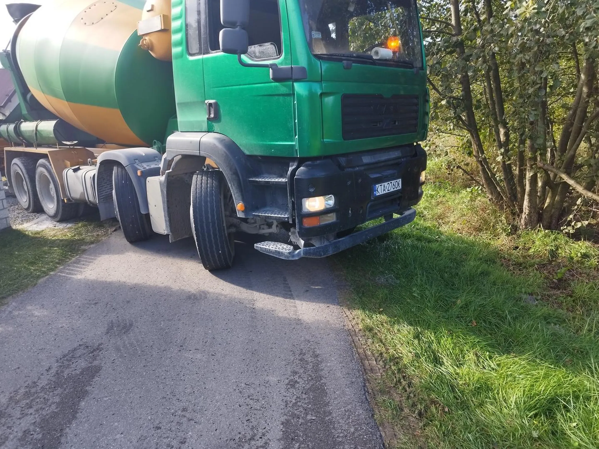 Zablokował droge dla samochodów bo on jest ważniejszy i musi. Dobrze że karetka nie musiała przejechać. Pogratulować firmie.