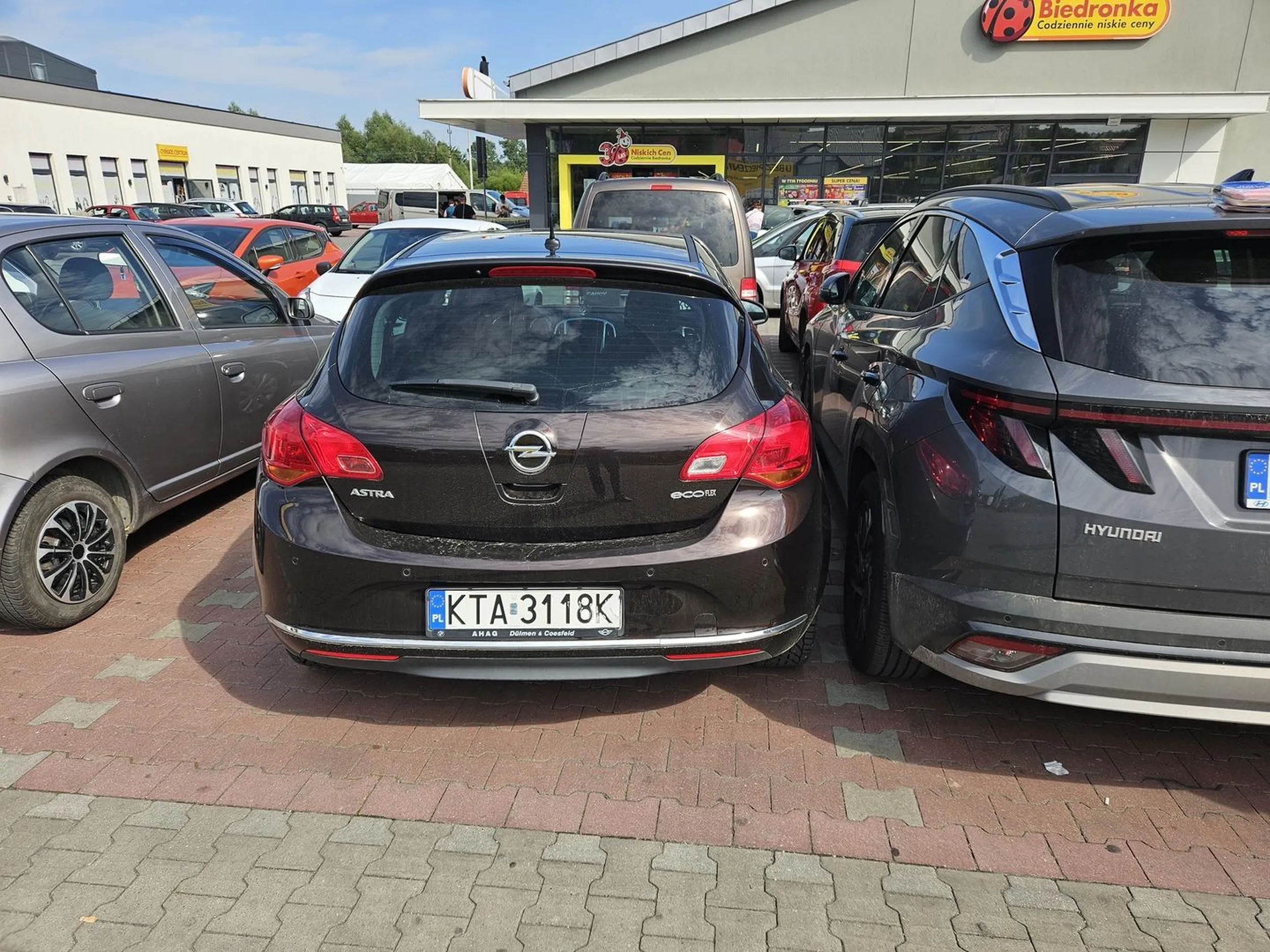 Gromnik, parking przy biedronce, gratuluje pani w niebieskiej sukience  inteligencji i kunsztu w parkowaniu, jak wielkim idiotą trzeba byc żeby tak zaparkować...