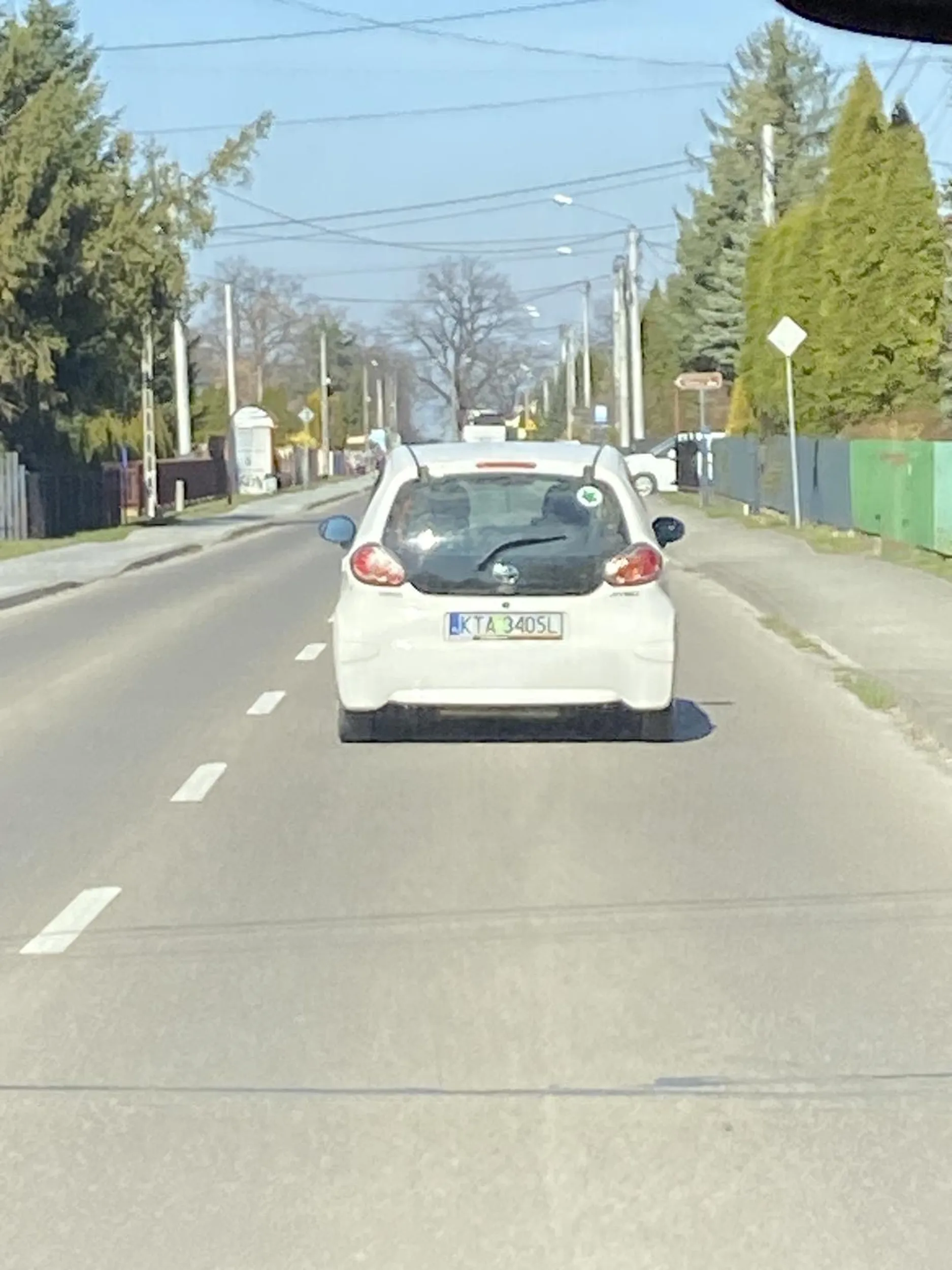 biala toyota a za kierownica pijana kobieta!!! znak charakterystyczny 2 zielone listki. Uwazajcie na ten samochod
