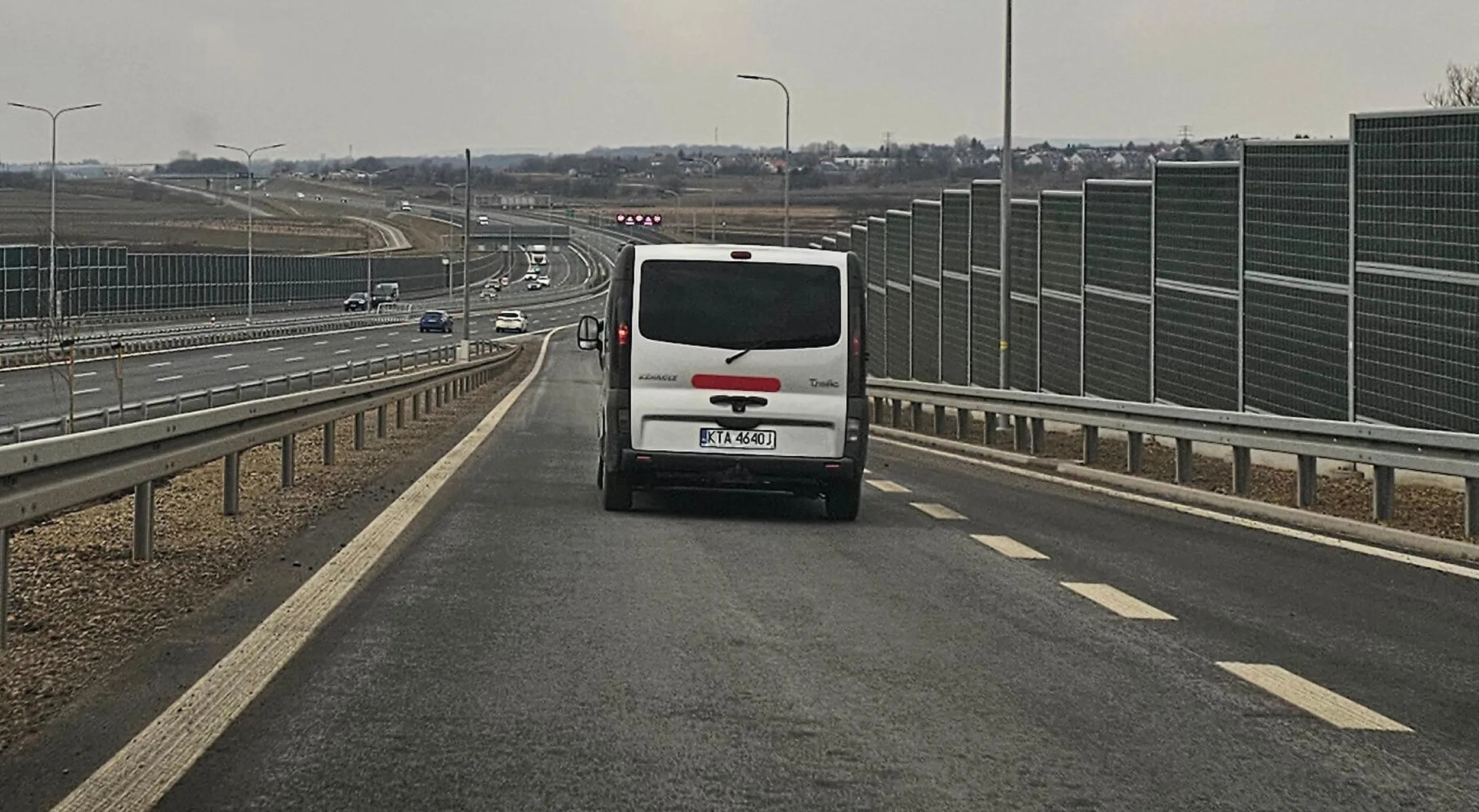 król lewego pasa, ale potem się wyjaśniło: po około 3 kilometrach skręcał w lewo, pewnie dlatego nie mógł jechać prawym xD