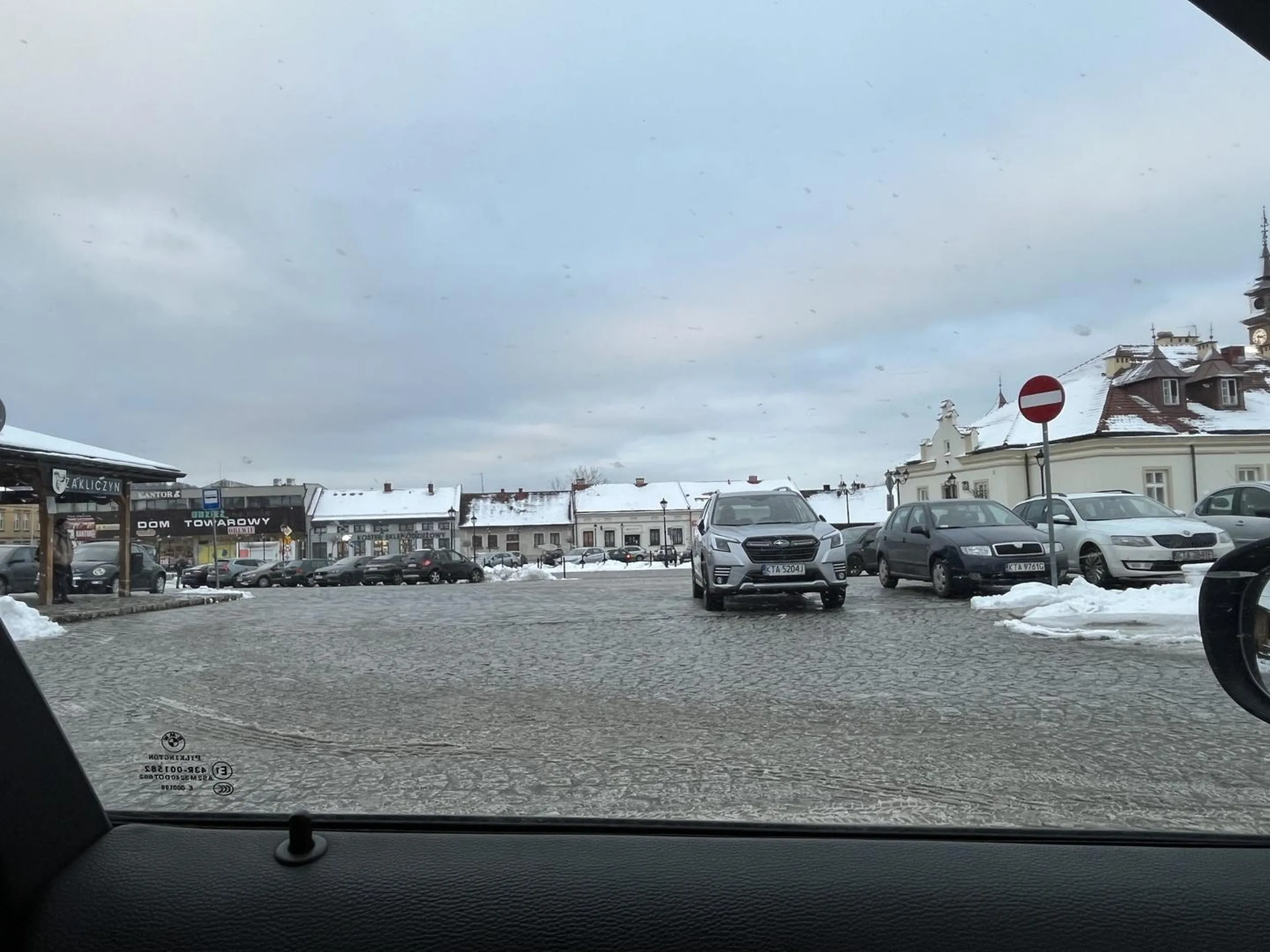 Niech się Pani zastanowi gdzie staje i uniemożliwia Pani wyjazd dużych autobusów z dworca w Zakliczynie. Ledwo się wykręcają. WYJAZD TO NIE PARKING!!!
