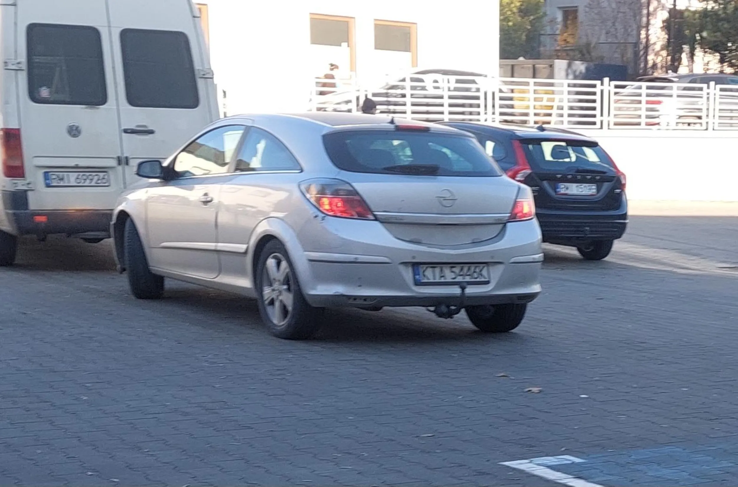 wjeżdżając z ulicy na teren parkingu wypadało by patrzeć czy ktoś nie idzie chodnikiem, musiałem się zatrzymać aby moje stopy pod koła nie wpadły....