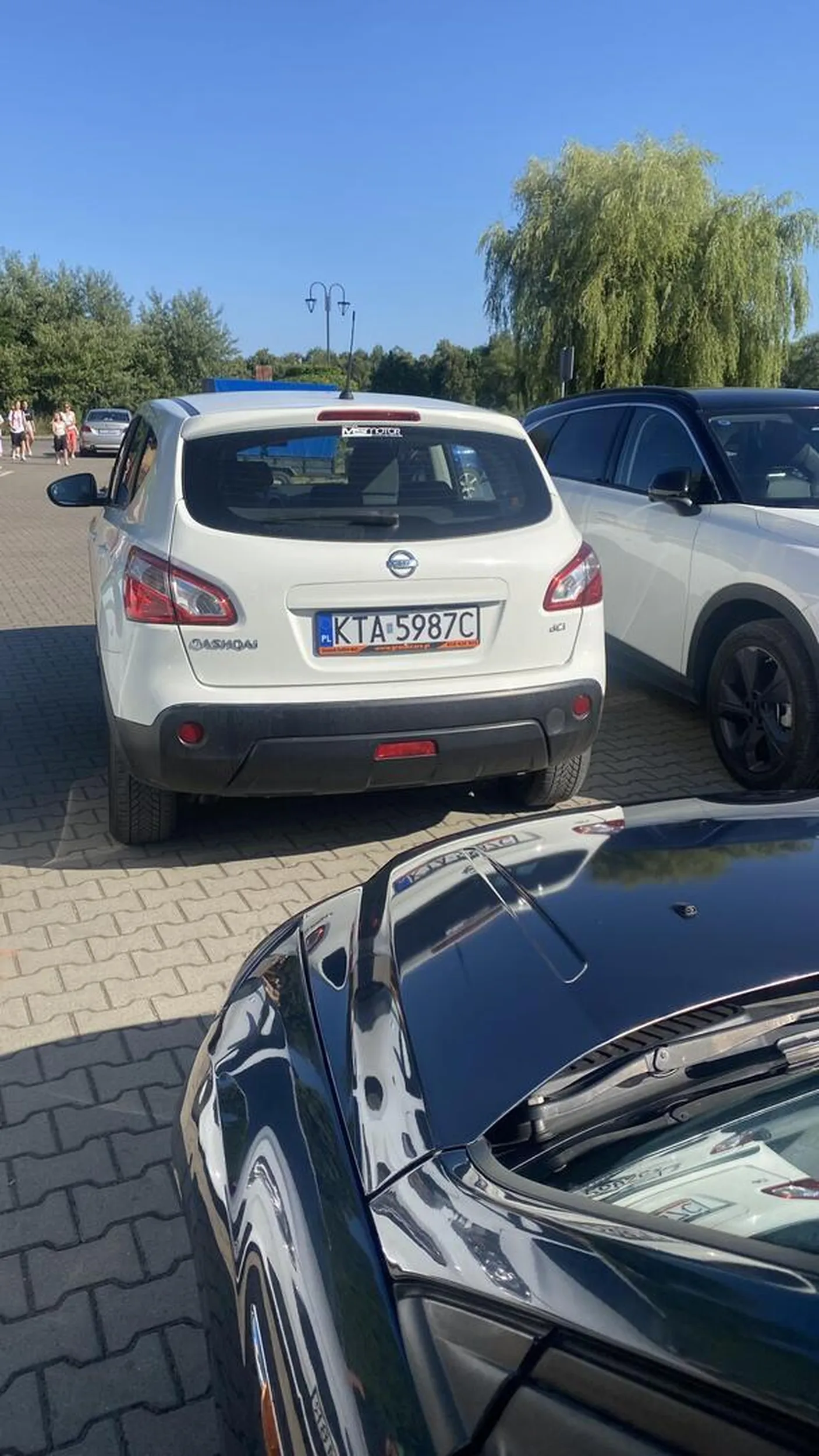 Nie polecam kierowcy. Perfidnie zastawił wyjazd z miejsca parkingowego