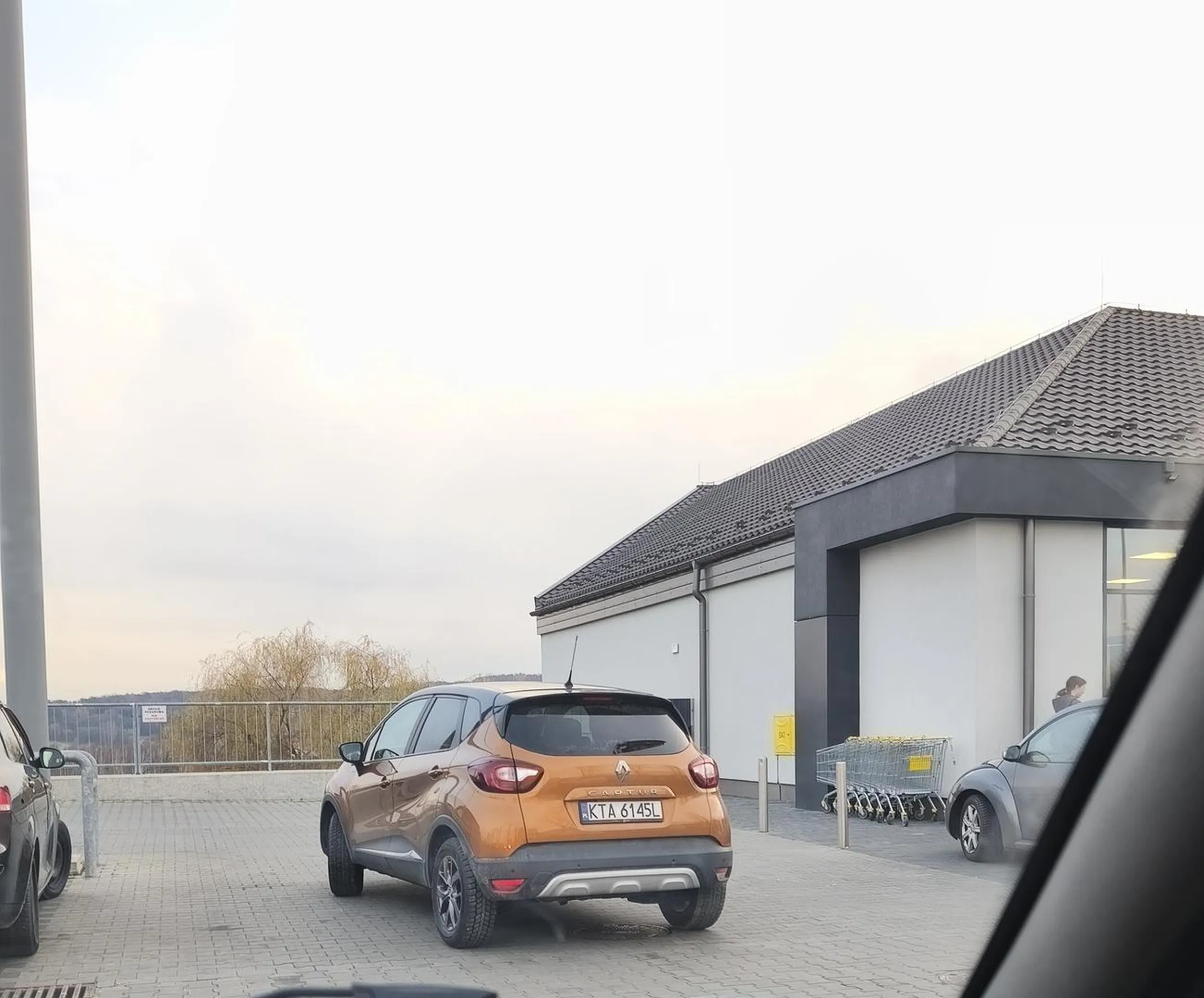 Zaparkowane na przejeździe na parkingu koło sklepu i to jeszcze krzywo. Miejsc parkingowych nie brakowało.