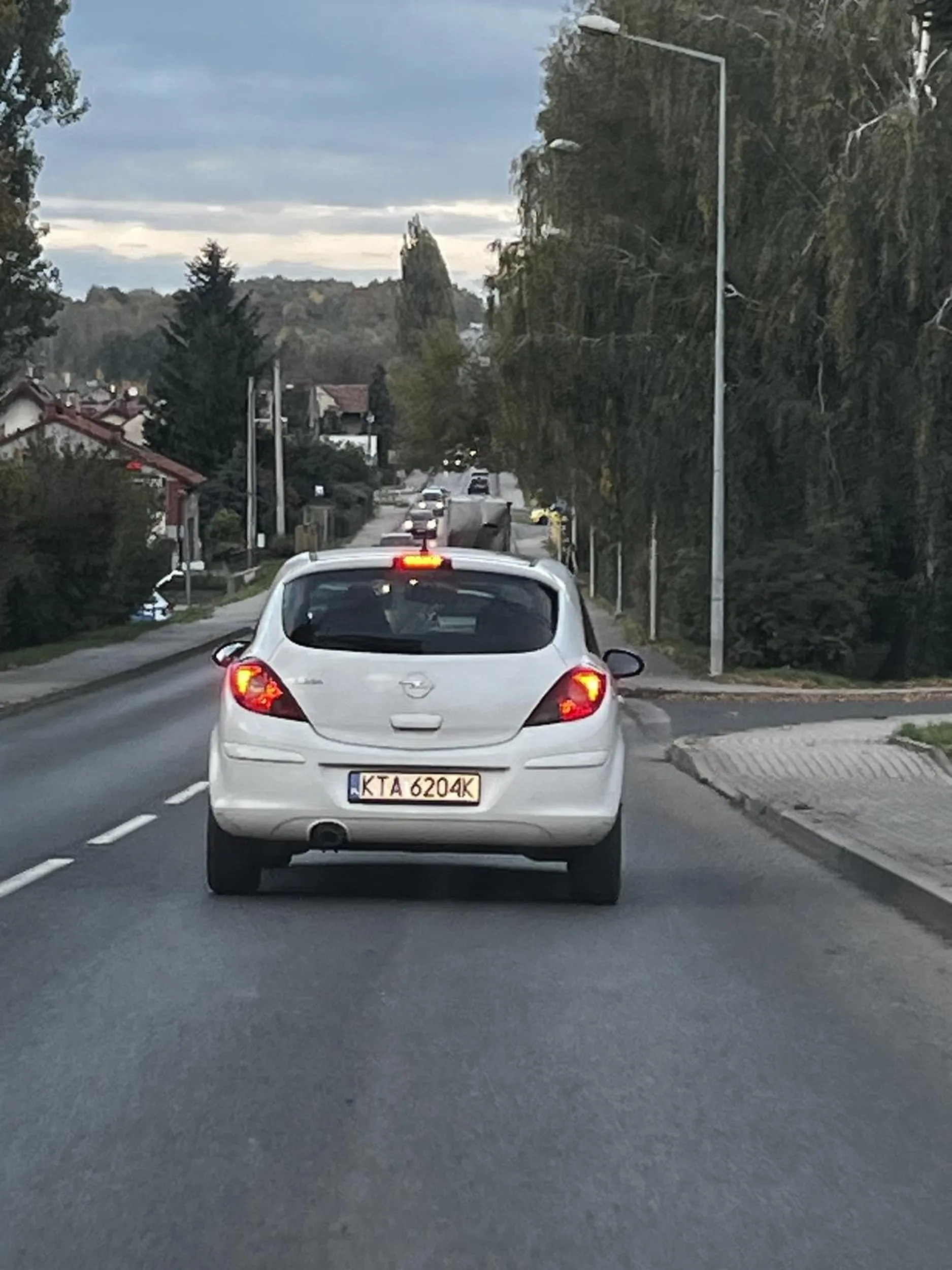 Uwaga na kierującą, prawie spowodowała poważny wypadek, kompletnie nie patrzy przy wyjeżdżaniu