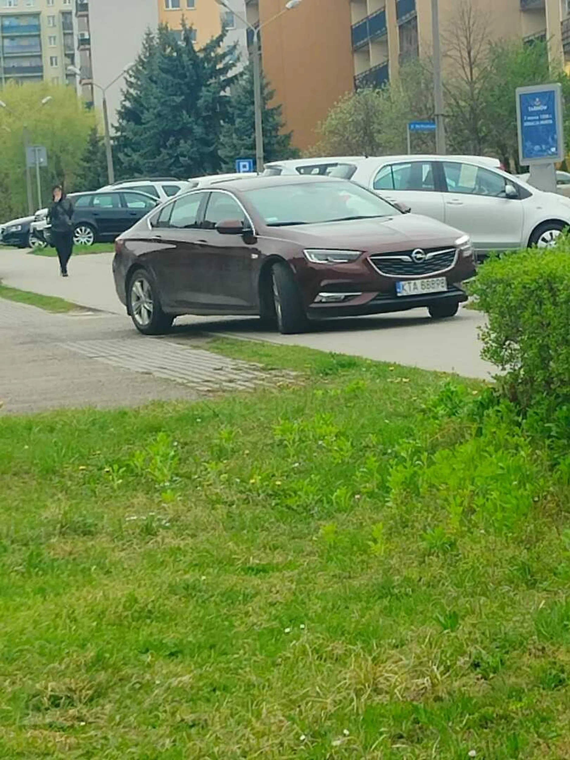 Parkuje na chodniku prawie przejeżdżając kobietę z dzieckiem i jeszcze się awanturuje