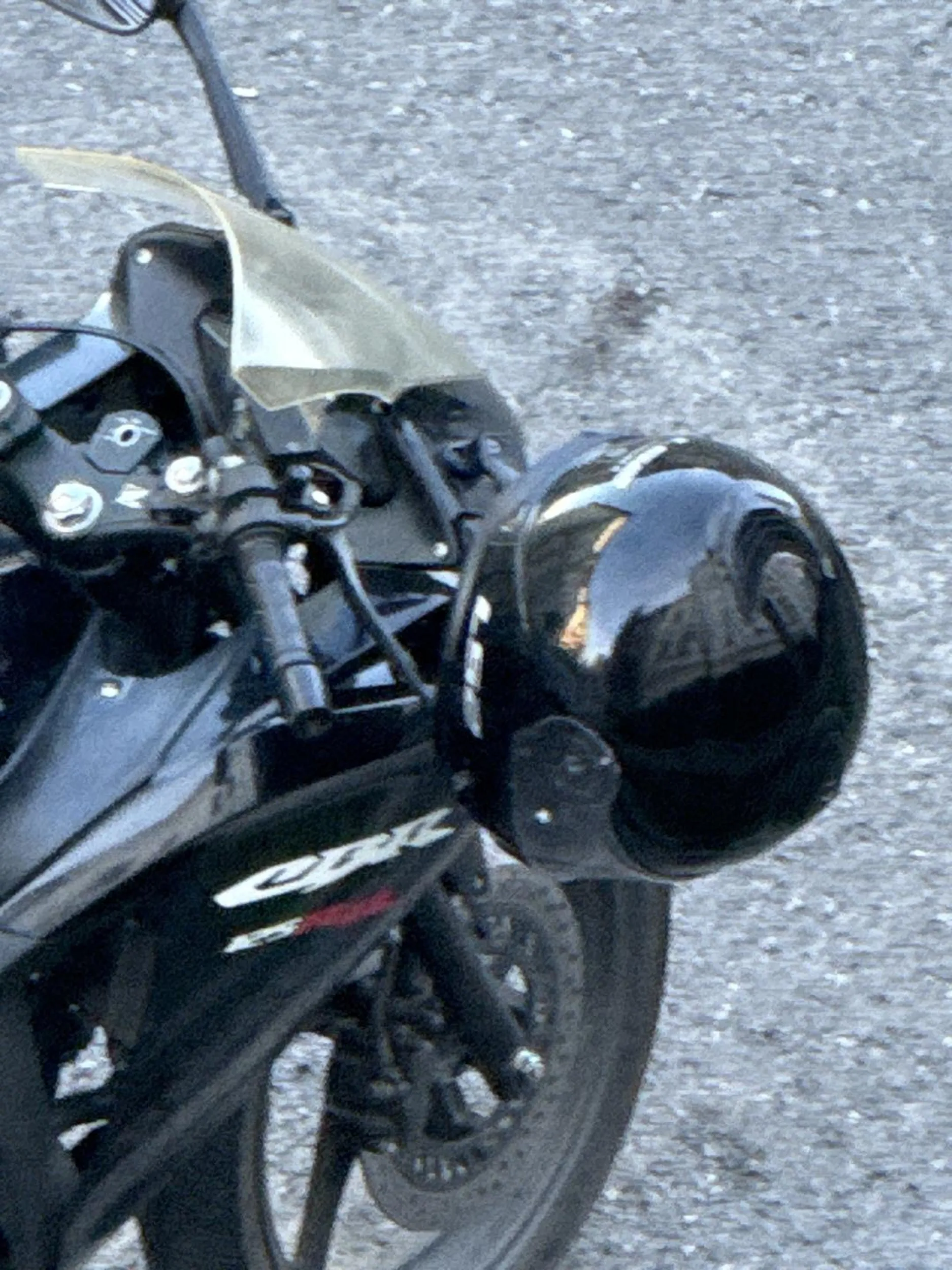 Nie zostawiaj cymbale kasku przy motorze.