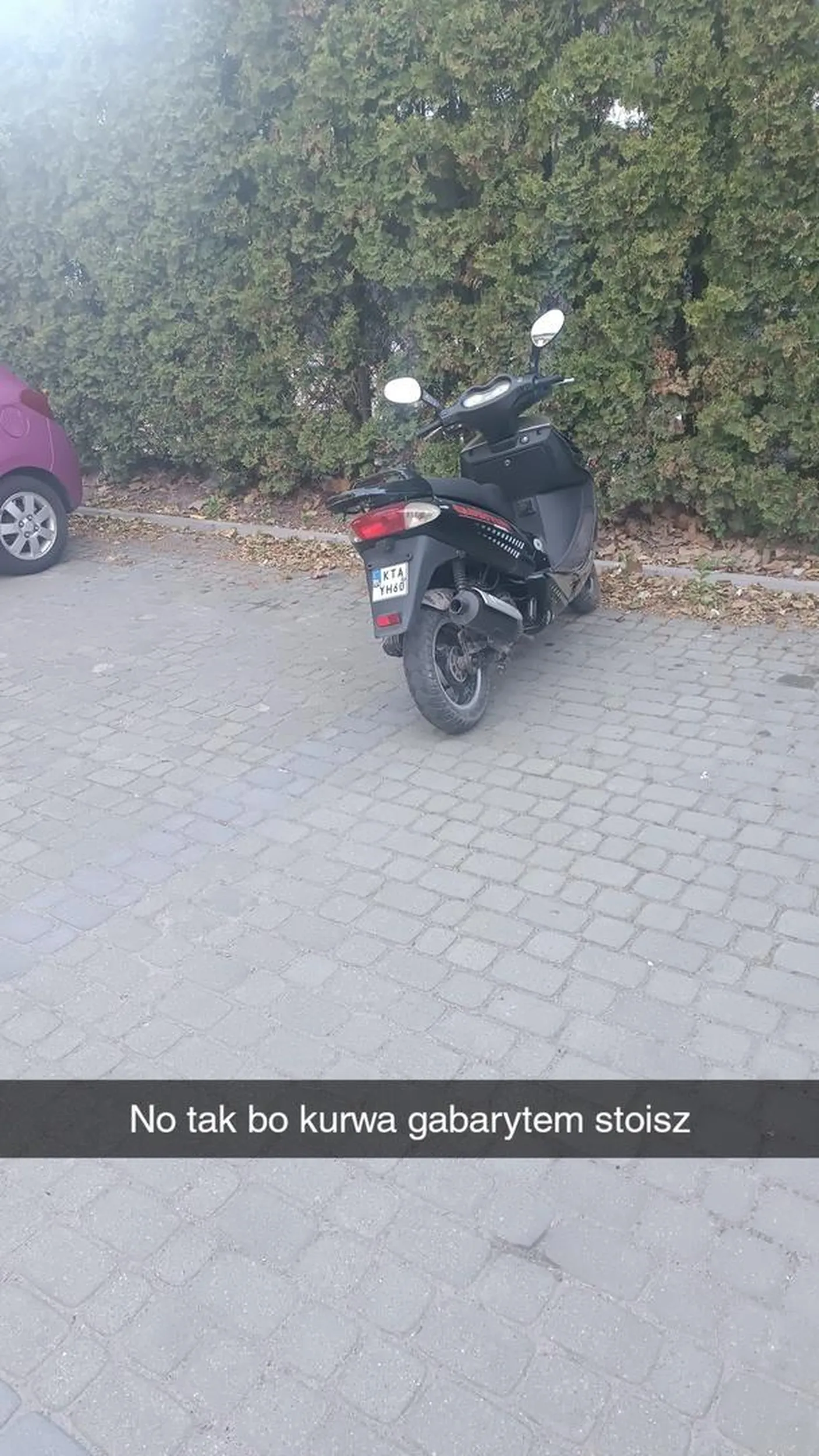 Na przyszłość prosiłbym o parkowanie tym SKUTEREM na jednym miejscu, a nie na dwóch