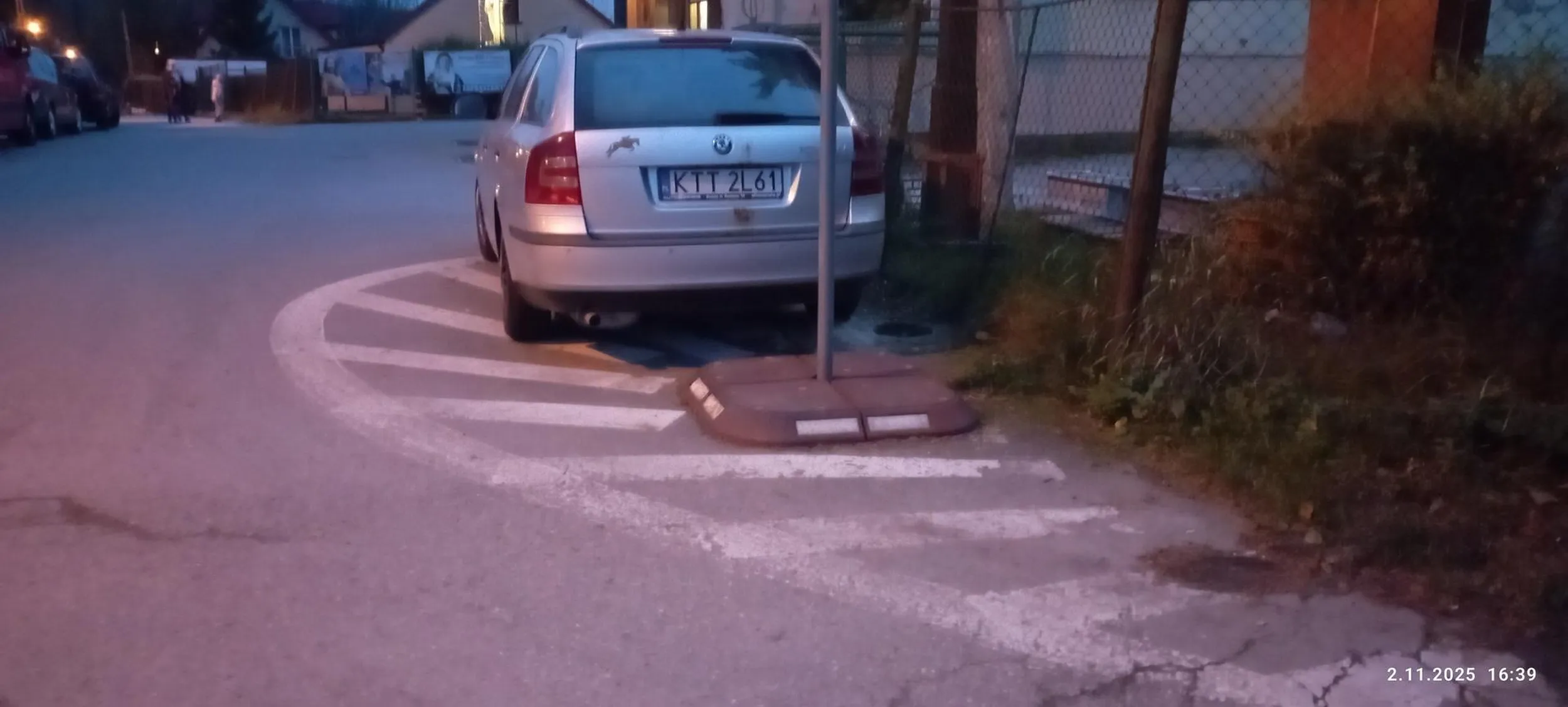 To jest pole wyłączone z ruchu,jeśli masz problem ze wzrokiem.to do okulisty