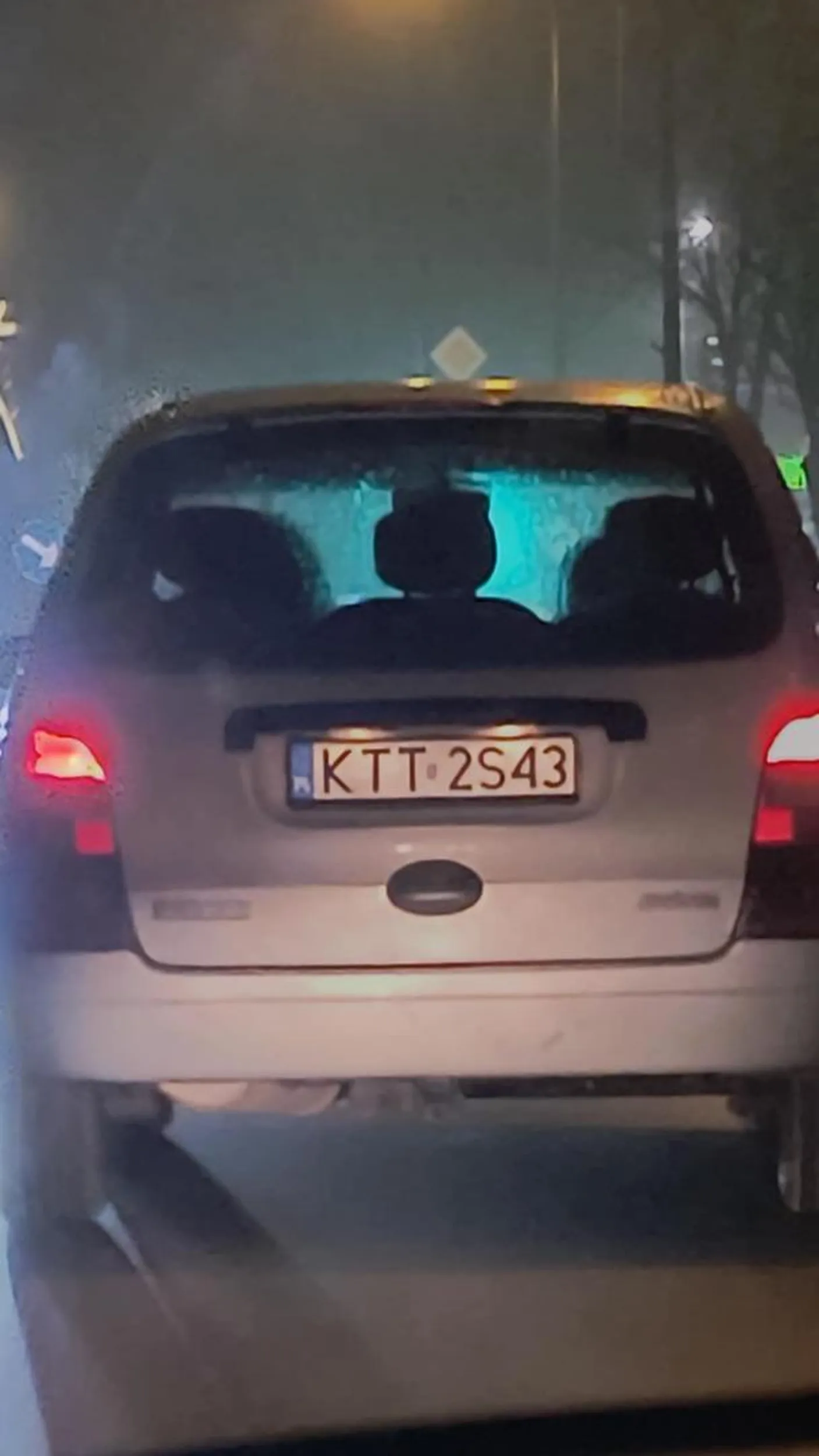 Się babo naucz jeździć a nie wymuszasz pierwszeństwo.