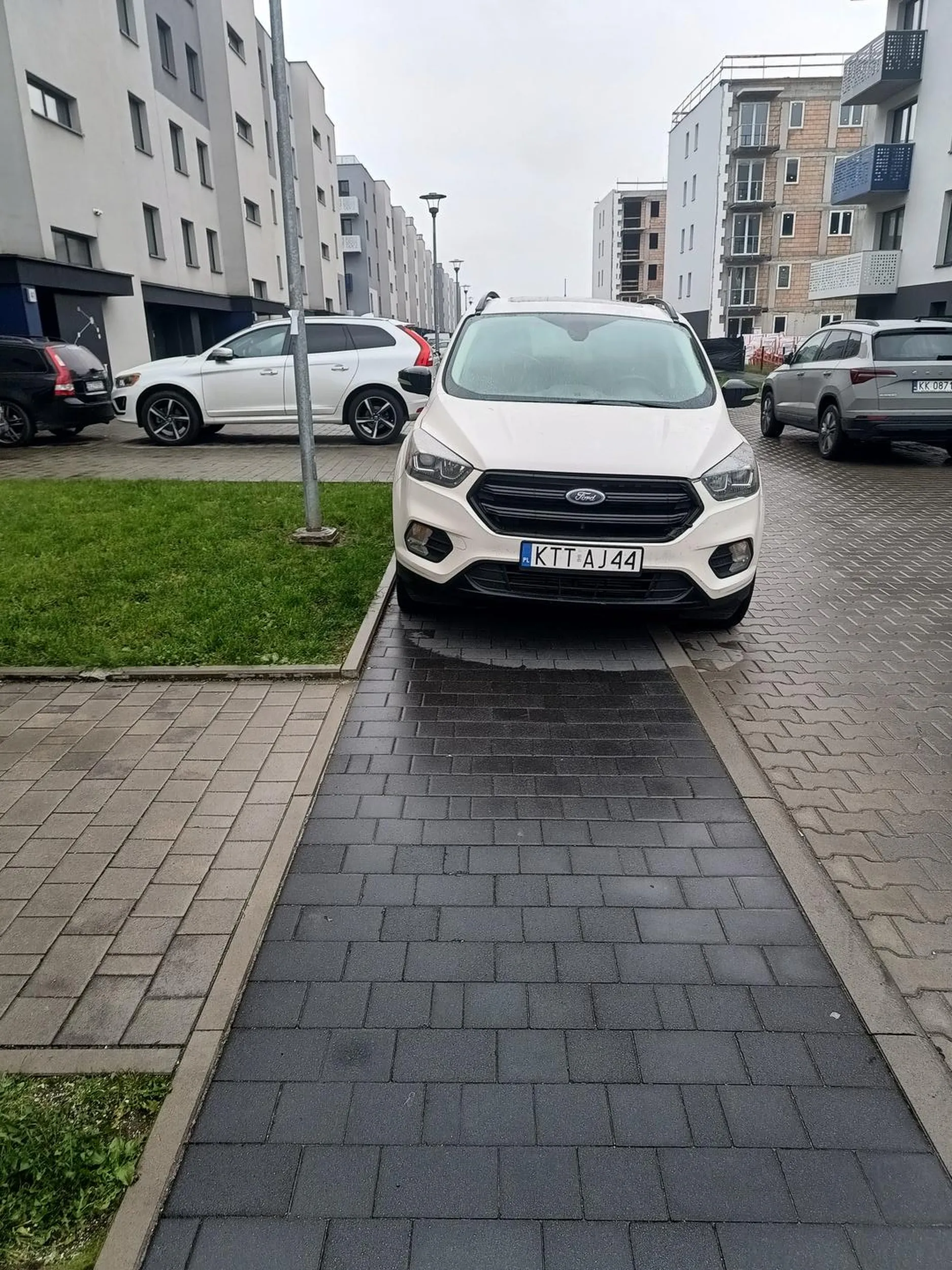 Dalej zaparkuj. Zostało jeszcze 5 cm chodnika wolne