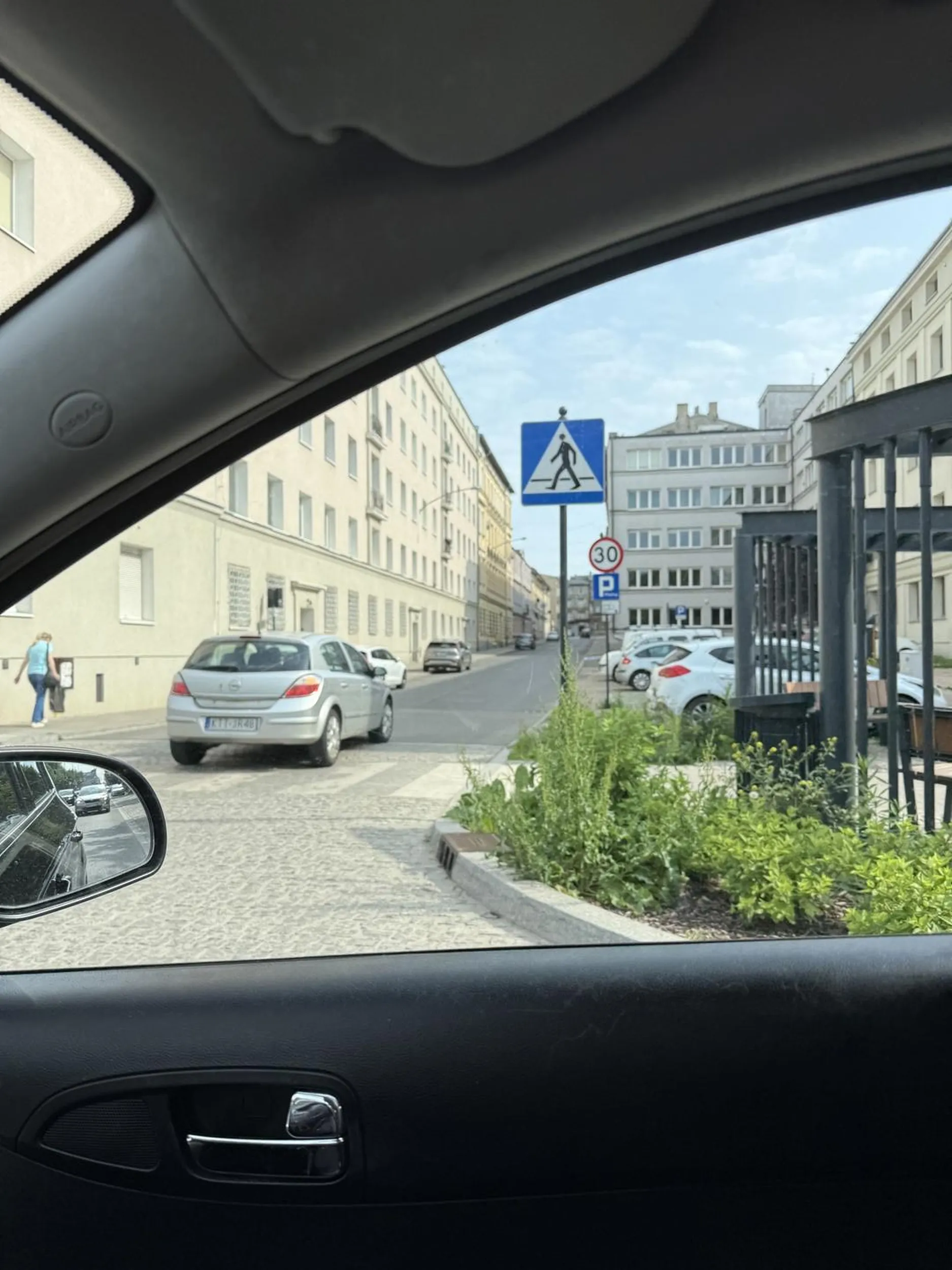 Wybitny kierowca którego najlepszymi umiejętnościami jest wpychanie się na pas, zajeżdżanie drogi, gwałtowne hamowanie przed maską i pokazywanie środkowego palca. Życzę, abyś kiedyś na drodze spotkał kogoś takiego jak Ty