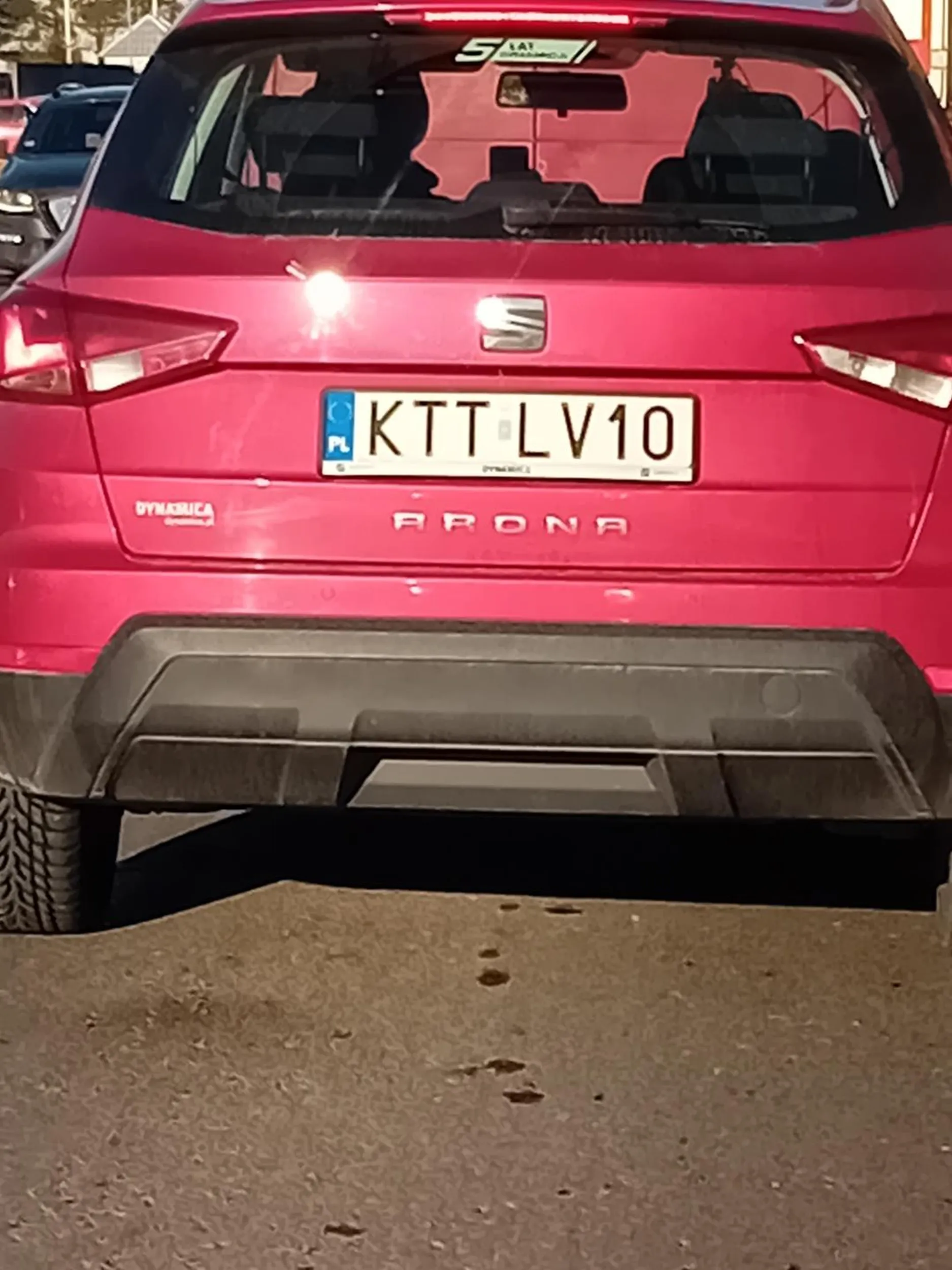 Kierowca jadący tym samochodem wyprzedza na czołówkę z tirem 1 samochód żeby i tak stać w korku przed wyprzedzanym samochodem. Brawo kierowco! Prawo jazdy znalezione w chipsach!