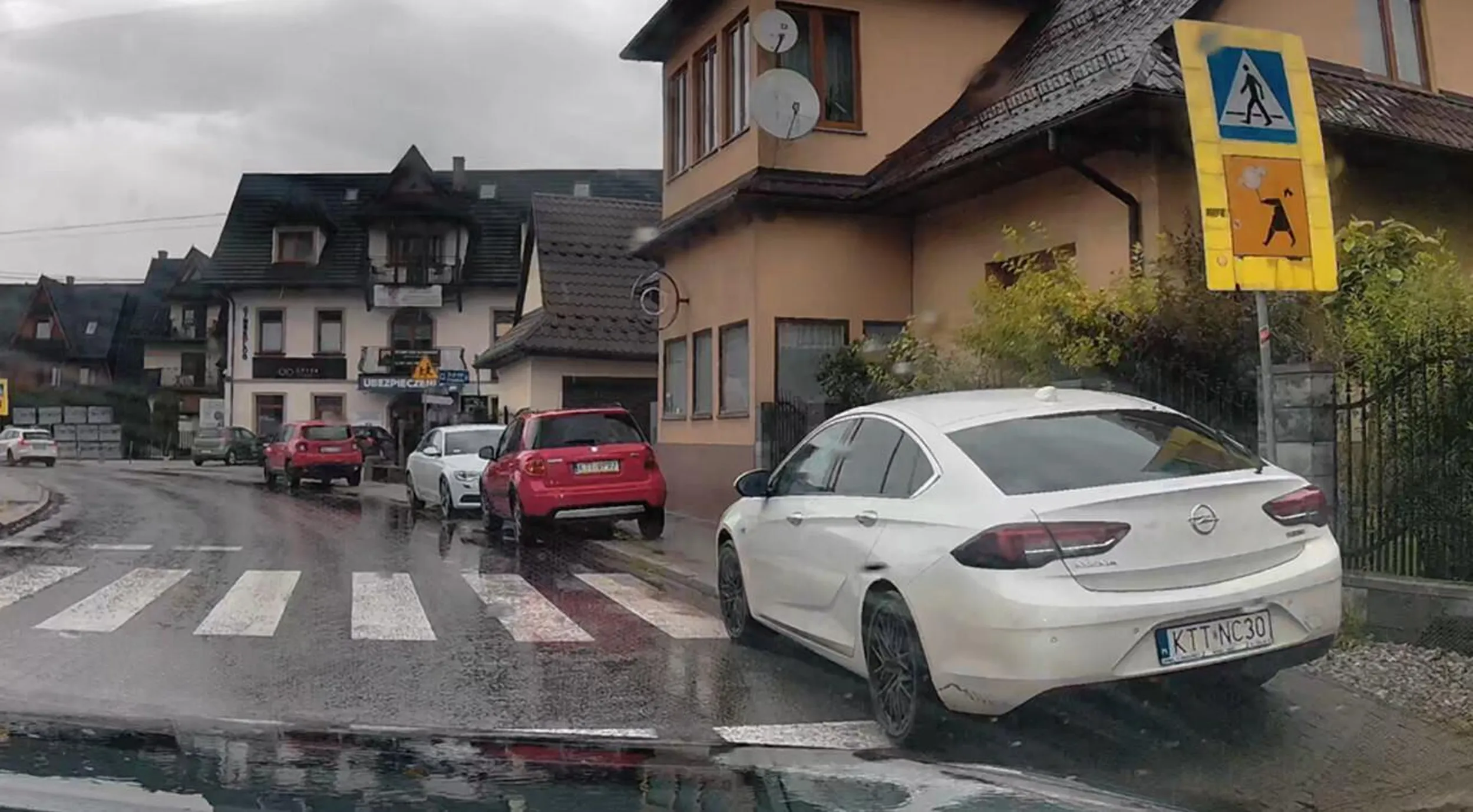 pacan blokuje chodnik i parkuje na przejściu dla pieszych