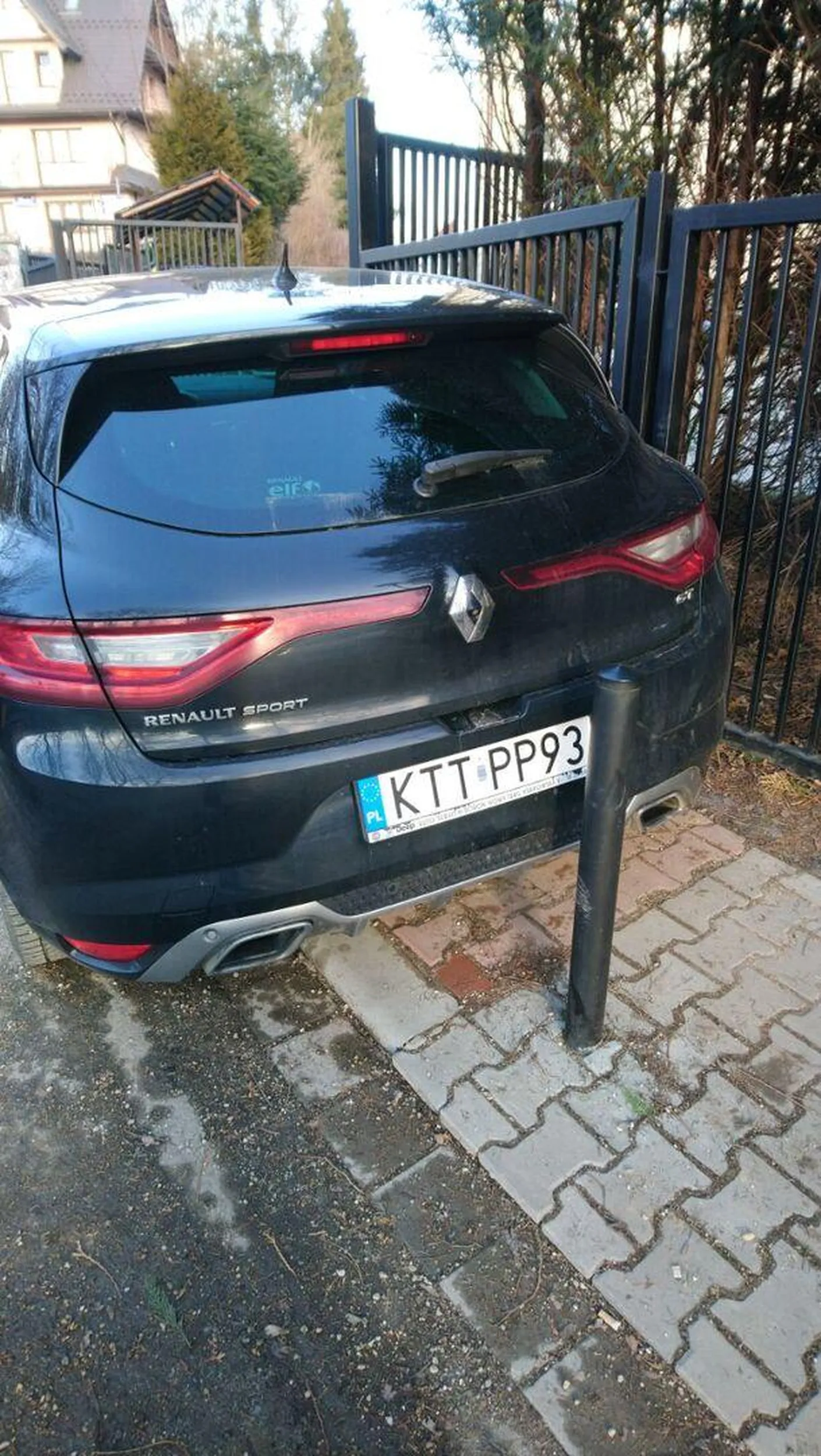 parkuje codziennie za ostatnim slupkiem, zastawia chodnik