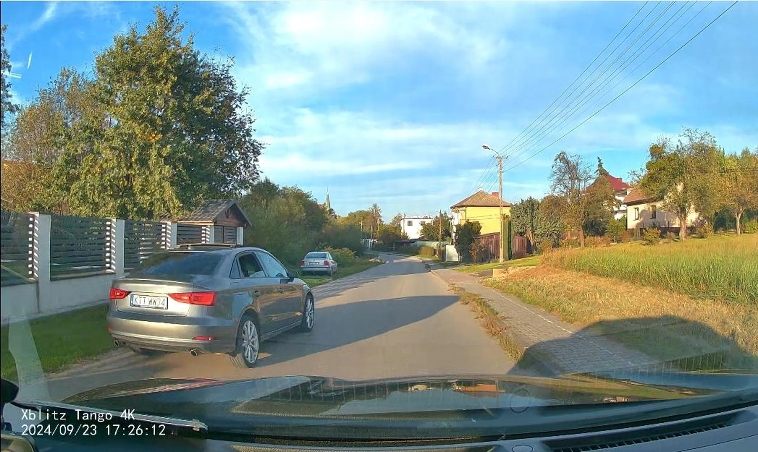 Przekroczenie prędkości w obszarze zabudowanym, wyprzedzanie na czerwonych poprzecznych ostrzegawczych liniach w miejscu przejścia, ignorowanie ograniczenia prędkości 30km/h i znaku STOP!!! Możesz oddać prawko... jeśli jeszcze posiadasz??