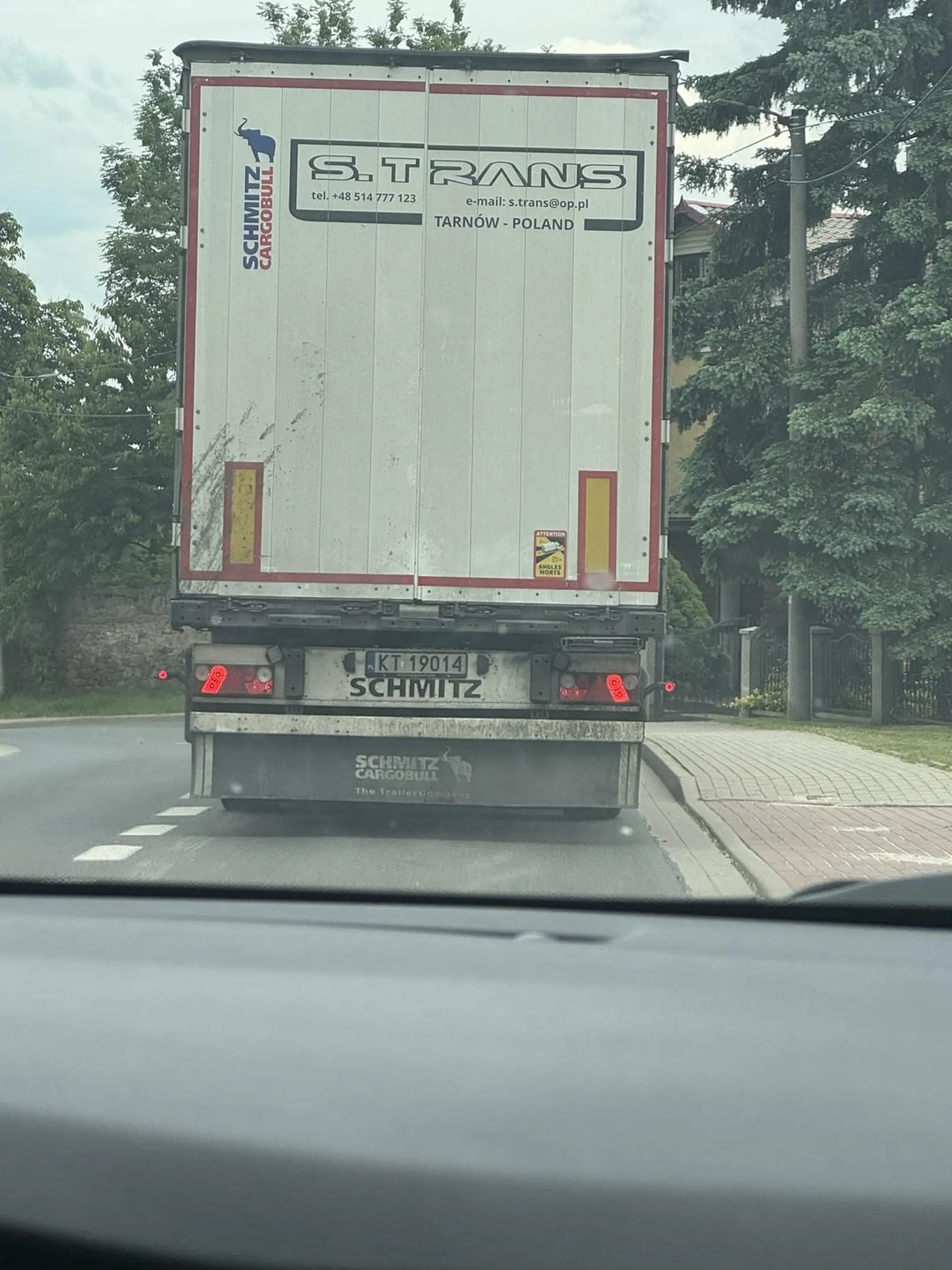 Kierowca tira bezpośrednio zablokowywuje droge dla innych pojazdów, udaje chama drodze i zatrzymuje sie na dwóch pasach przejezdnych blokując ruch