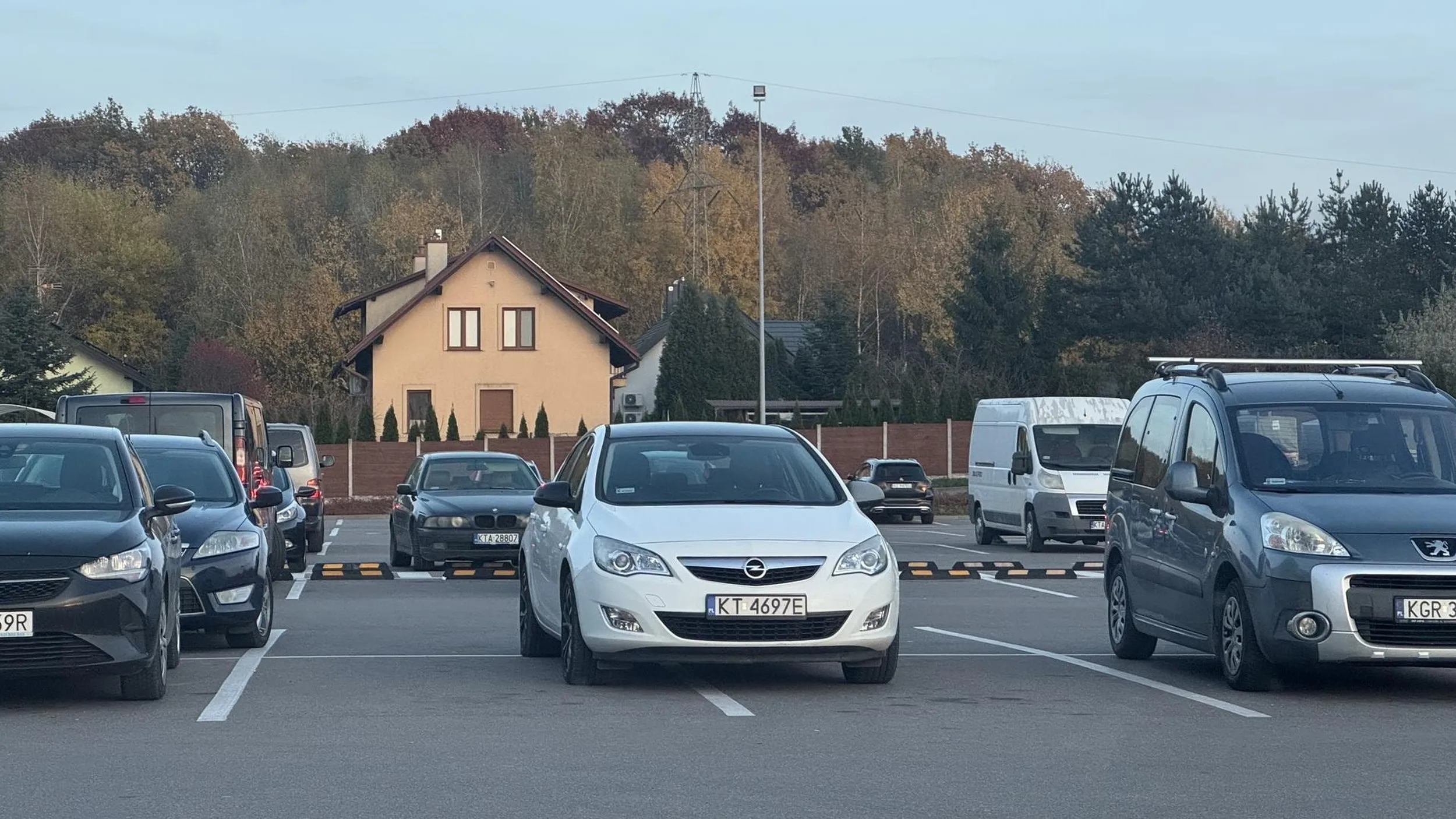 to jest dopiero szef, gość musi mieć naprawdę gigantyczne kule żeby kilkunastoletnim oplem zajmować 4 miejsca pod marketem. Gratuluję. Tarnów at its finest.