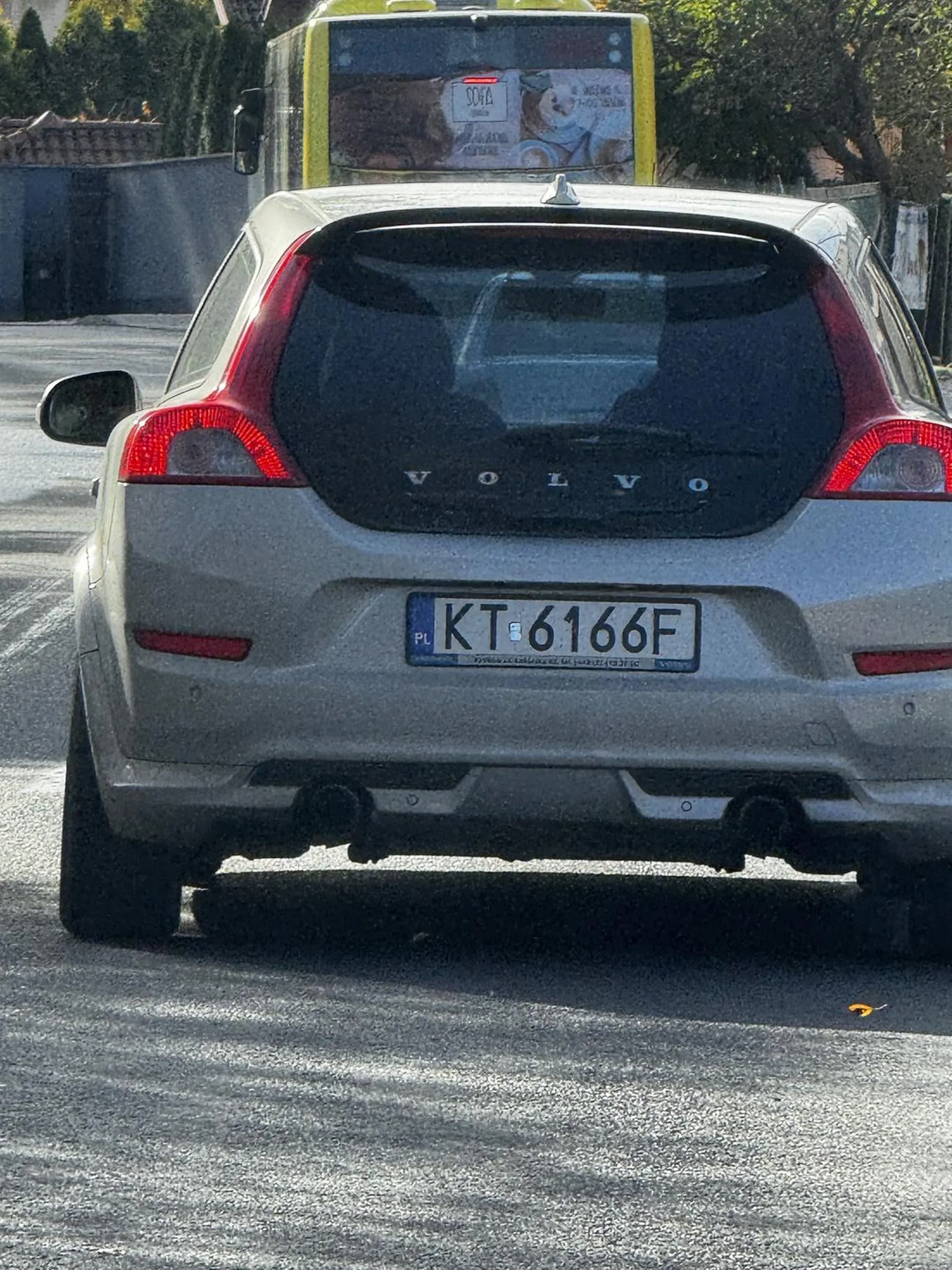 Nie wie z czego zyje, jechal prawym i skreca mi na lewy prosto w samochow nie patrzac wgl czy ktos tym lewym jedzie musialem odbic w krawężnik i go strabic zeby nie doszlo do stluczki. Na koniec smial jedynie pokazac fucka