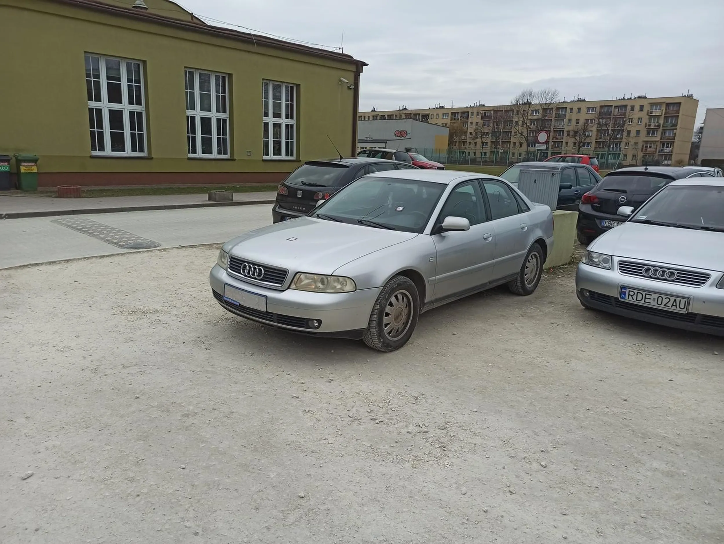 Chłop blokuje cały wjazd na parking
