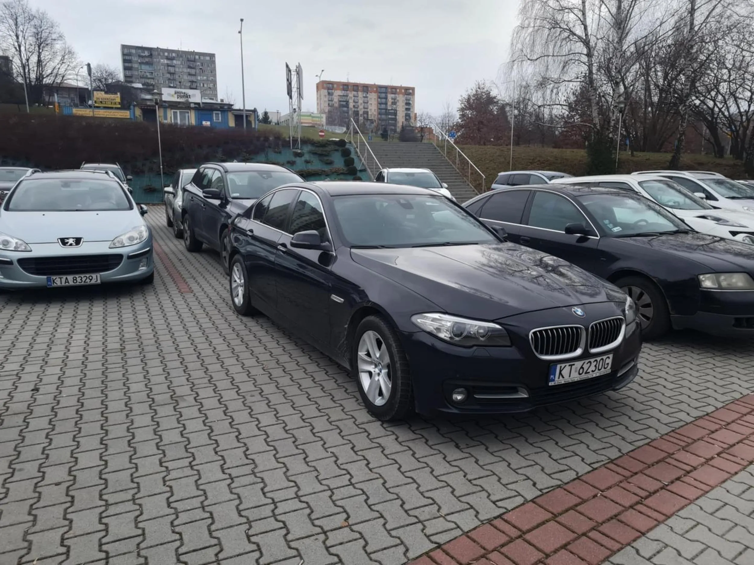 Niemysli..coz BMW. Zapqrkowal poza miejscem wyznaczonym zastawil, poszedl do marketu, po 2 godzinach oczekiwania przyszla pani z tylu i moglem wycofac