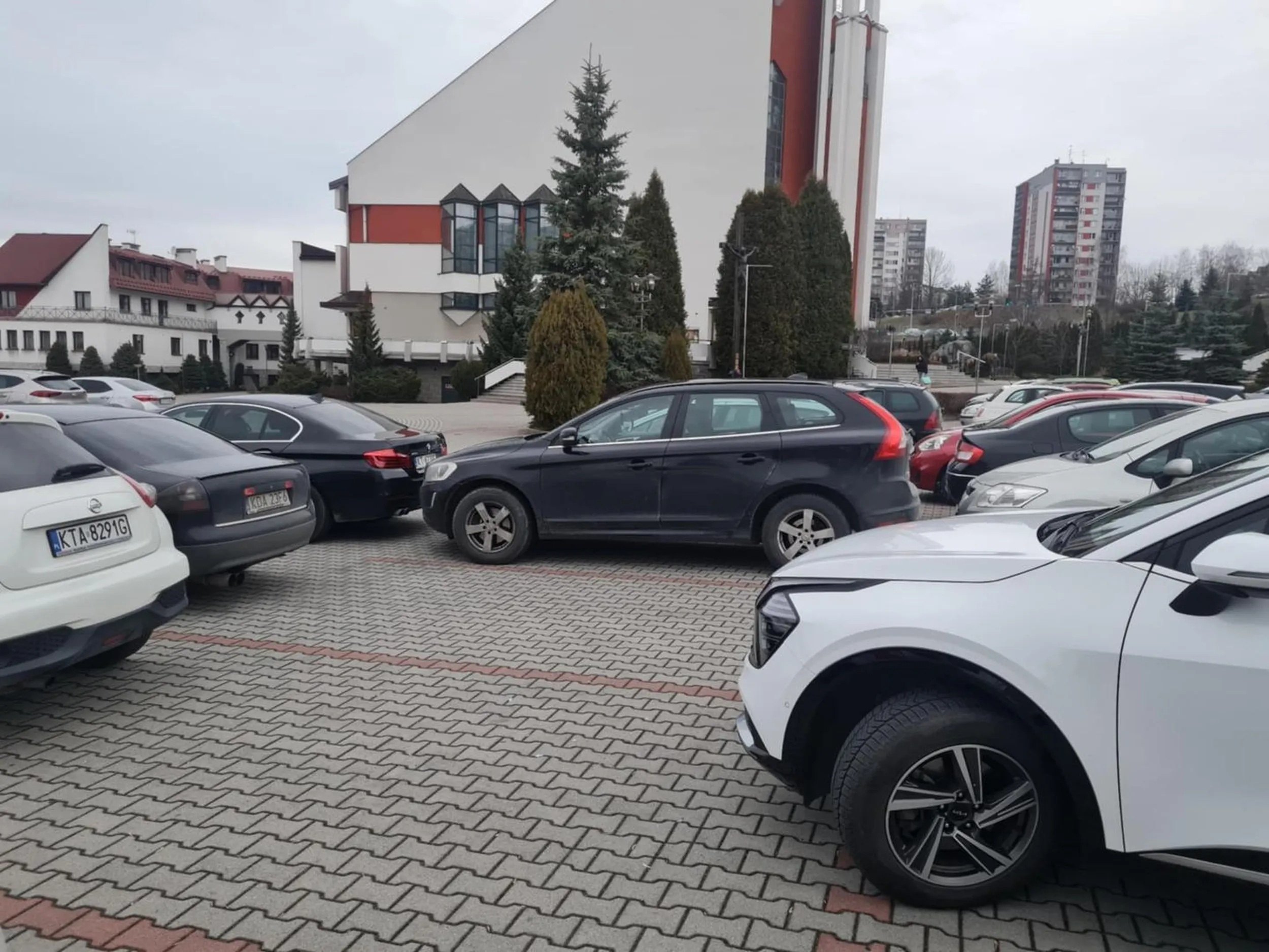 Niemysli..coz BMW. Zapqrkowal poza miejscem wyznaczonym zastawil, poszedl do marketu, po 2 godzinach oczekiwania przyszla pani z tylu i moglem wycofac