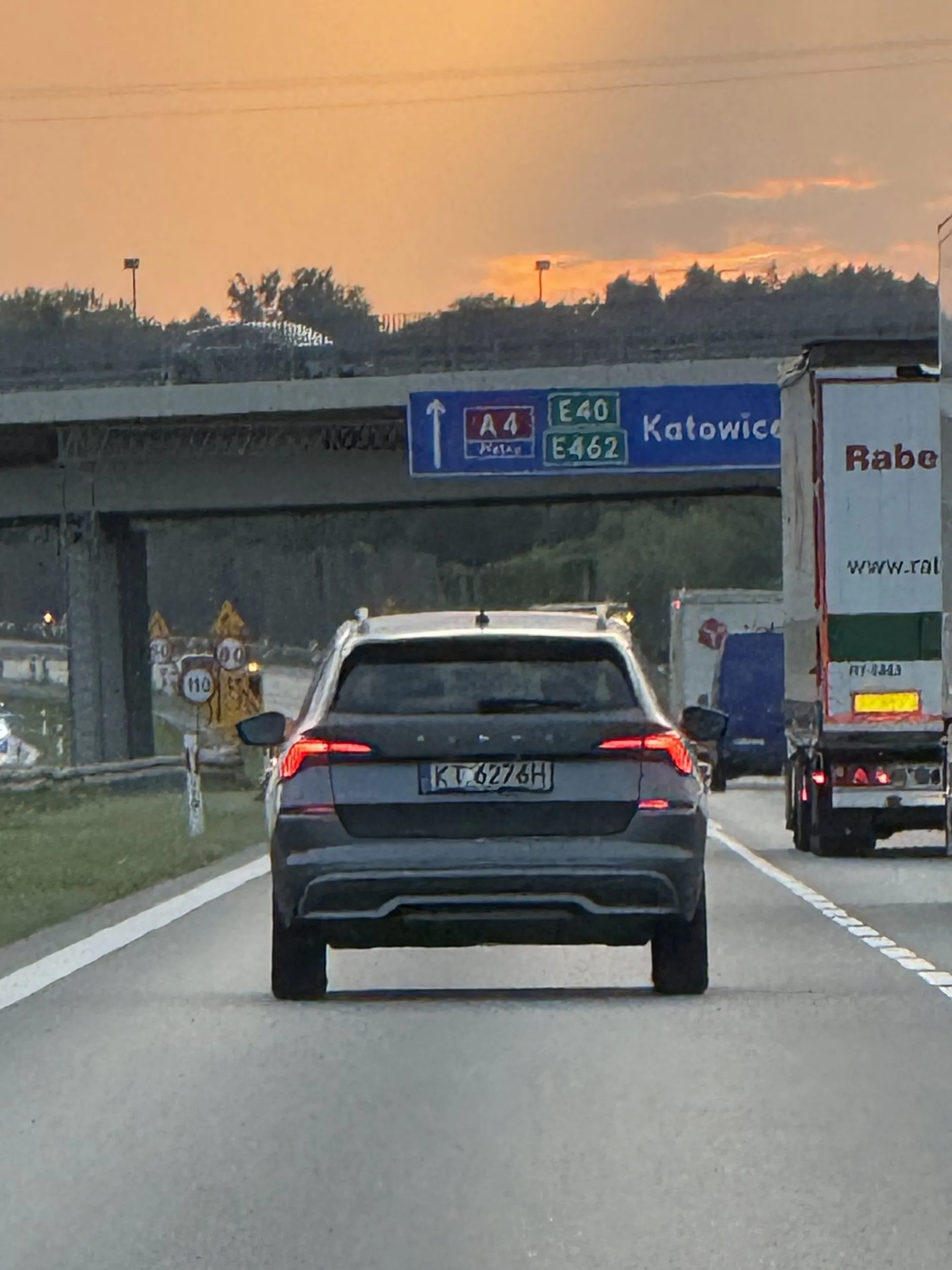 Włączanie awaryjnych i miganie prawo lewo kierunkowskazami jadąc lewym pasem ruchu na autostradzie. Ostatecznie żeby skręcić pod prąd w drogę wjazdową na autostradę :) dodatkowo prawie wjechał pod koła przy mijaniu ciężarówki. Gość bezwględnie powinien być zamknięty w psychiatryku