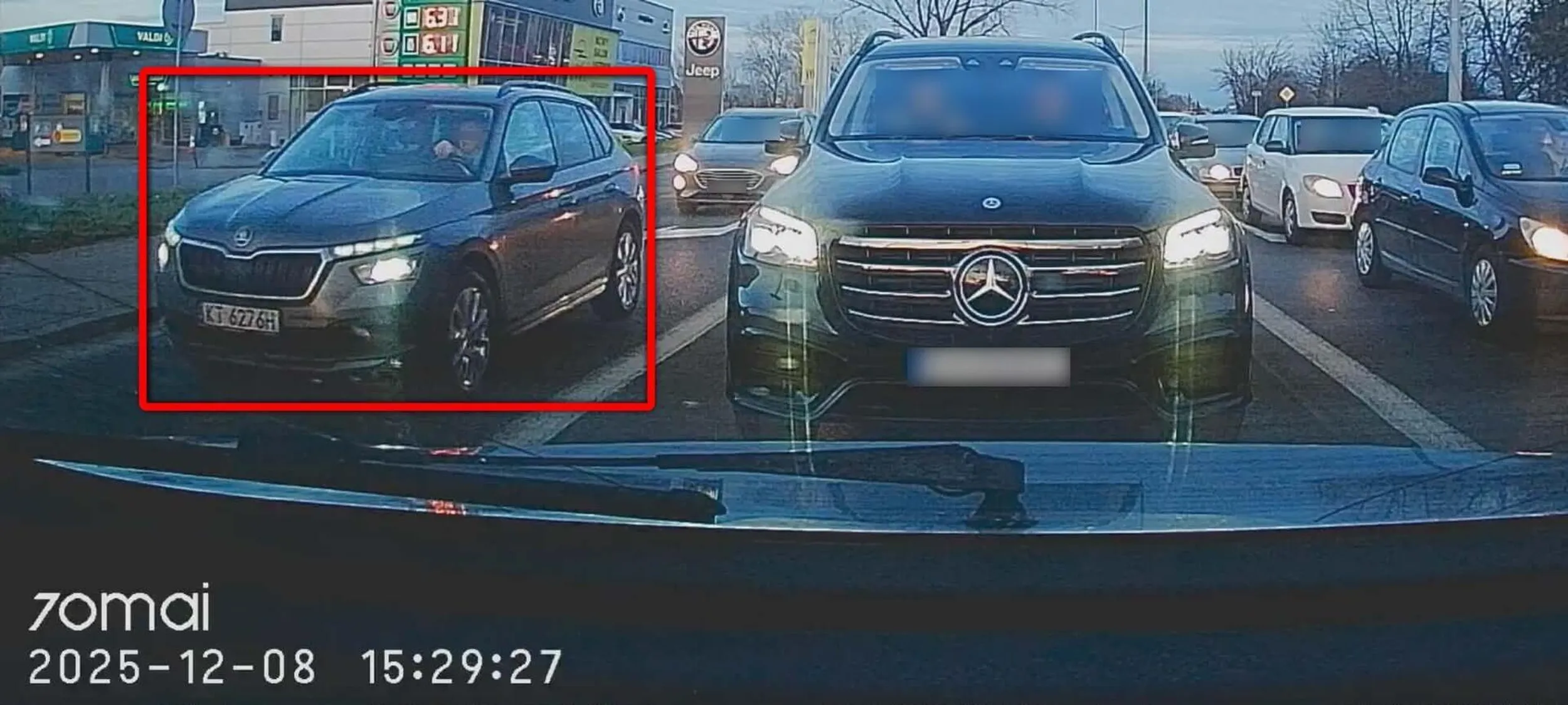 Kierowca migał długimi światłami w korku do innych kierowców żeby mu zjechali z pasa, następnie użył pasa do skrętu w prawo, aby mnie wyminąć na światłach i pojechać prosto. Później w dziwny sposób używał kierunkowskazów i długich świateł jadąc ciągle prosto.