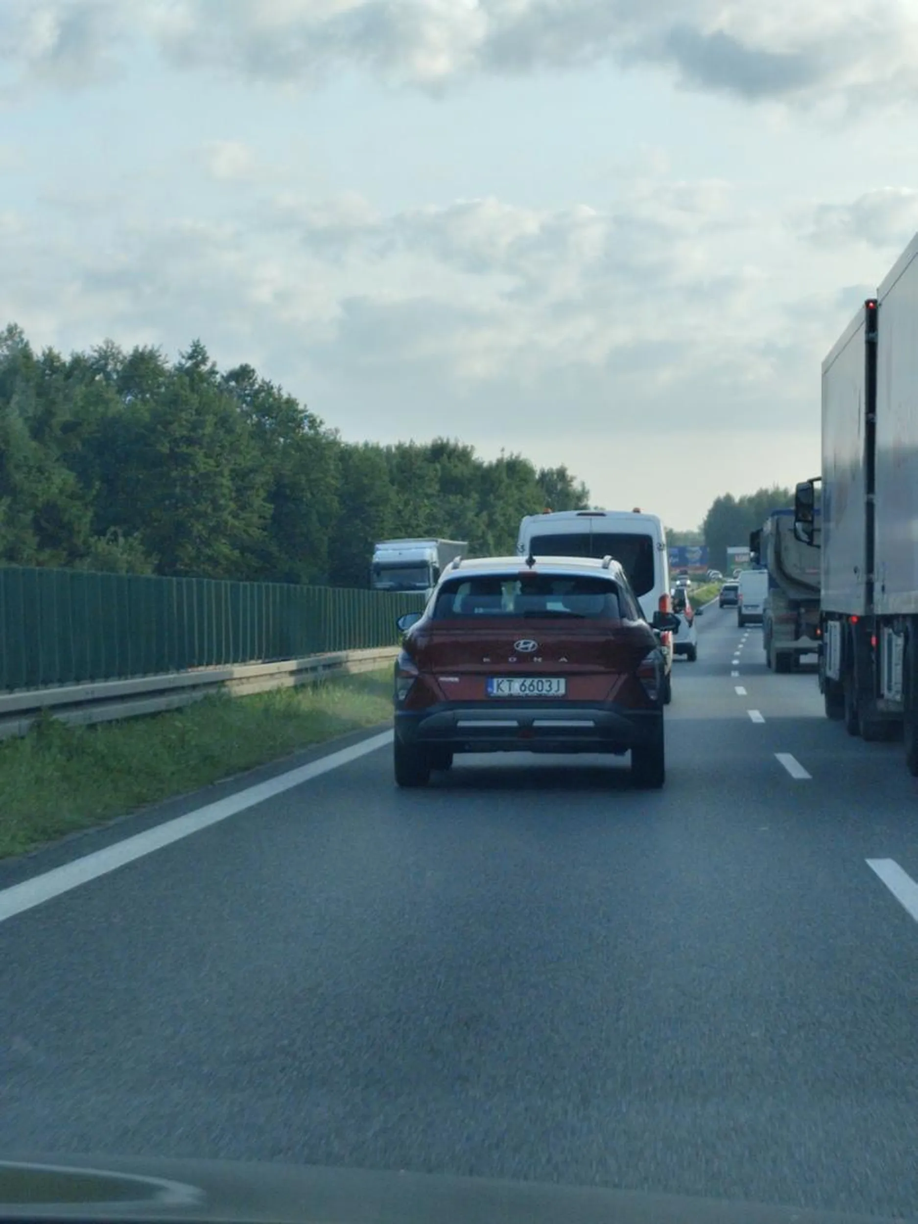 Baba nie potrafi jeździć. Na autostradzie wjeżdża przed maskę. Zero rozumu.