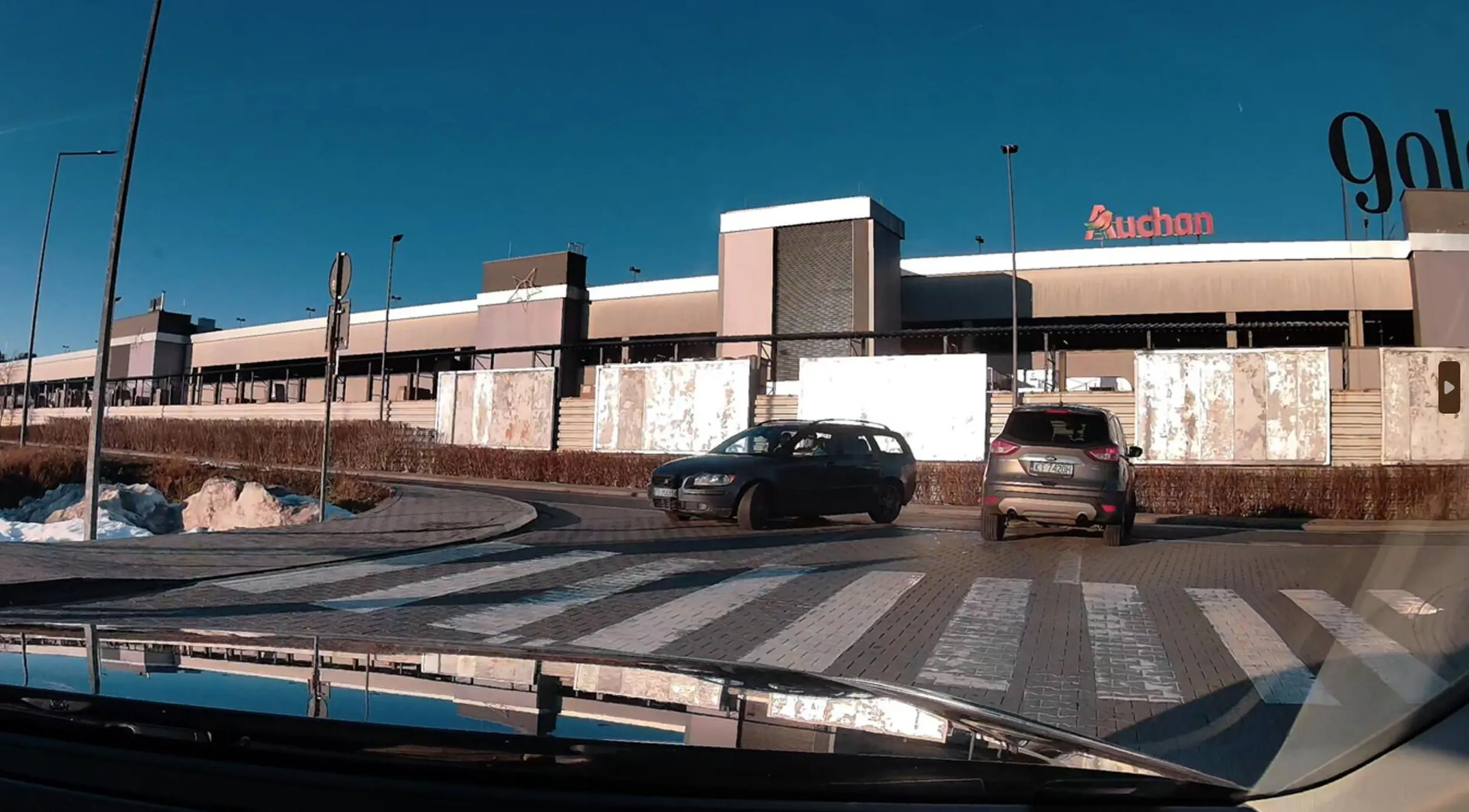 Jedzie jak kretyn, skręca na zakazie, potem jeździ jakby linie rozdzielające pasy nie istniały