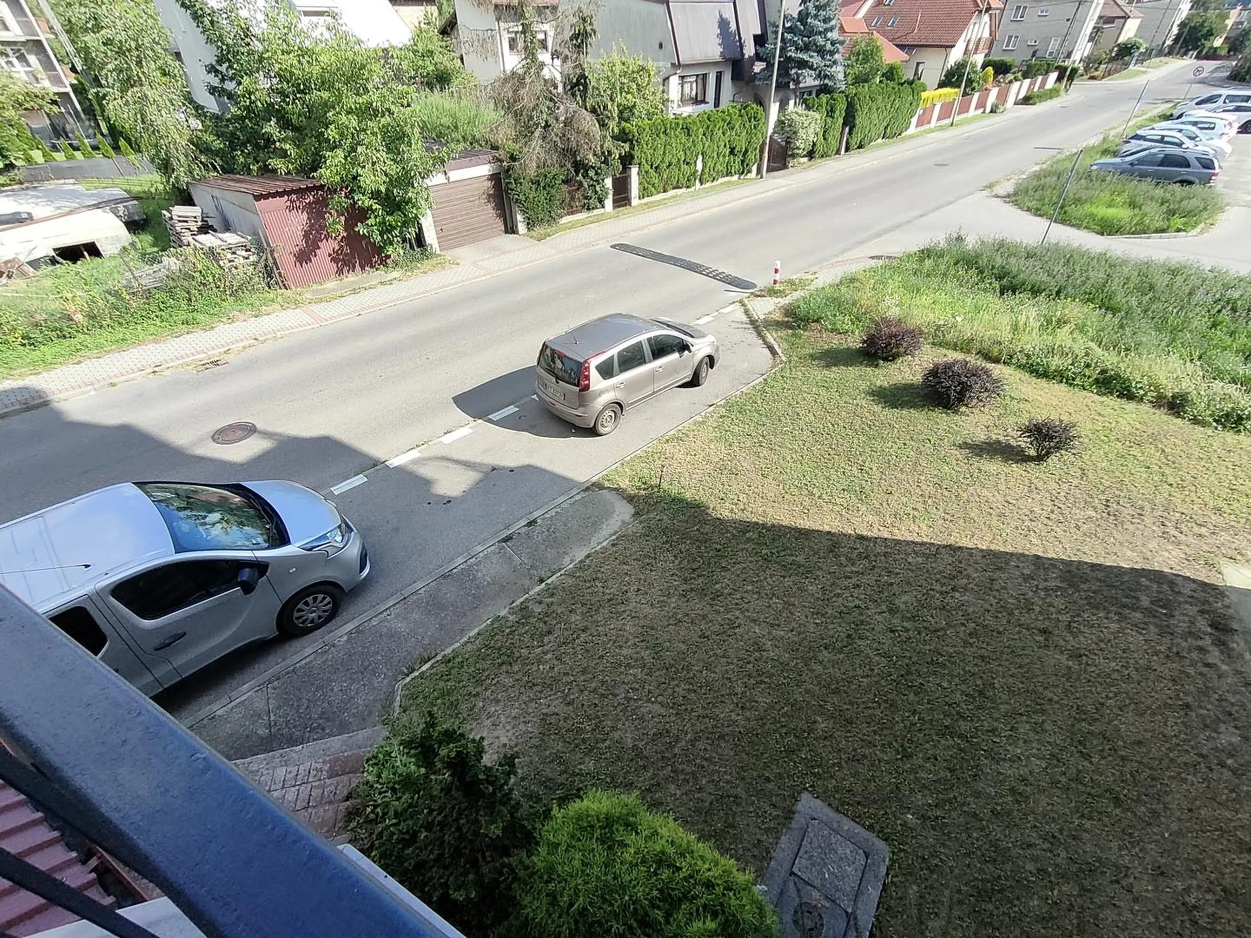 Pozdrowienia dla tego ćwierćinteligenta (nie obrażając osób o niskim IQ) parkującego na dwóch miejscach. Tylko żal serce ściska że naklejki za super parkowanie nie były ze mną.