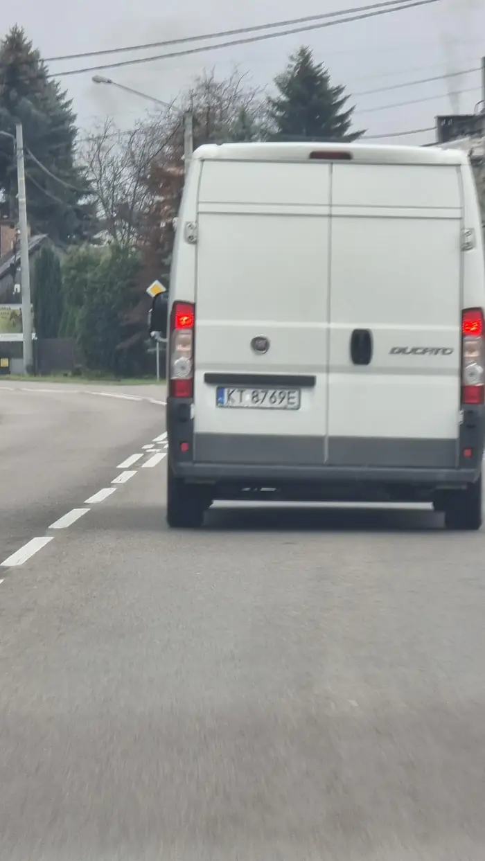 Nerwowy typ, zajeżdża drogę, wyprzedza na przejściu, gestykuluje, pokazuje obraźliwe gęsty. Zgłoszony na policje