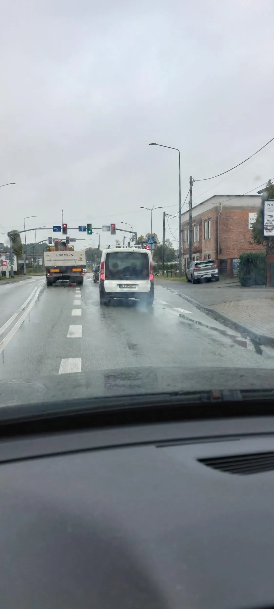 Nie da się jechać za tym śmierdzielem, lany olej z McDonalda masakra!!! Przez godzinę musiałem wietrzyć samochód