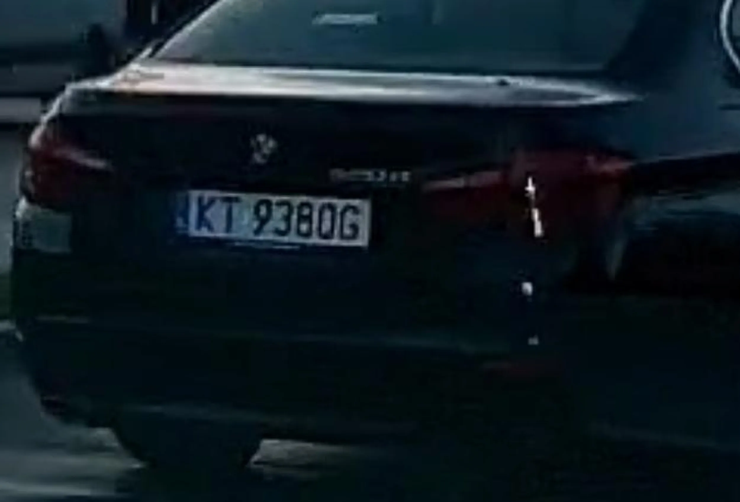 Typ siedzi na zderzaku, wyprzedza na przejściach dla pieszych.