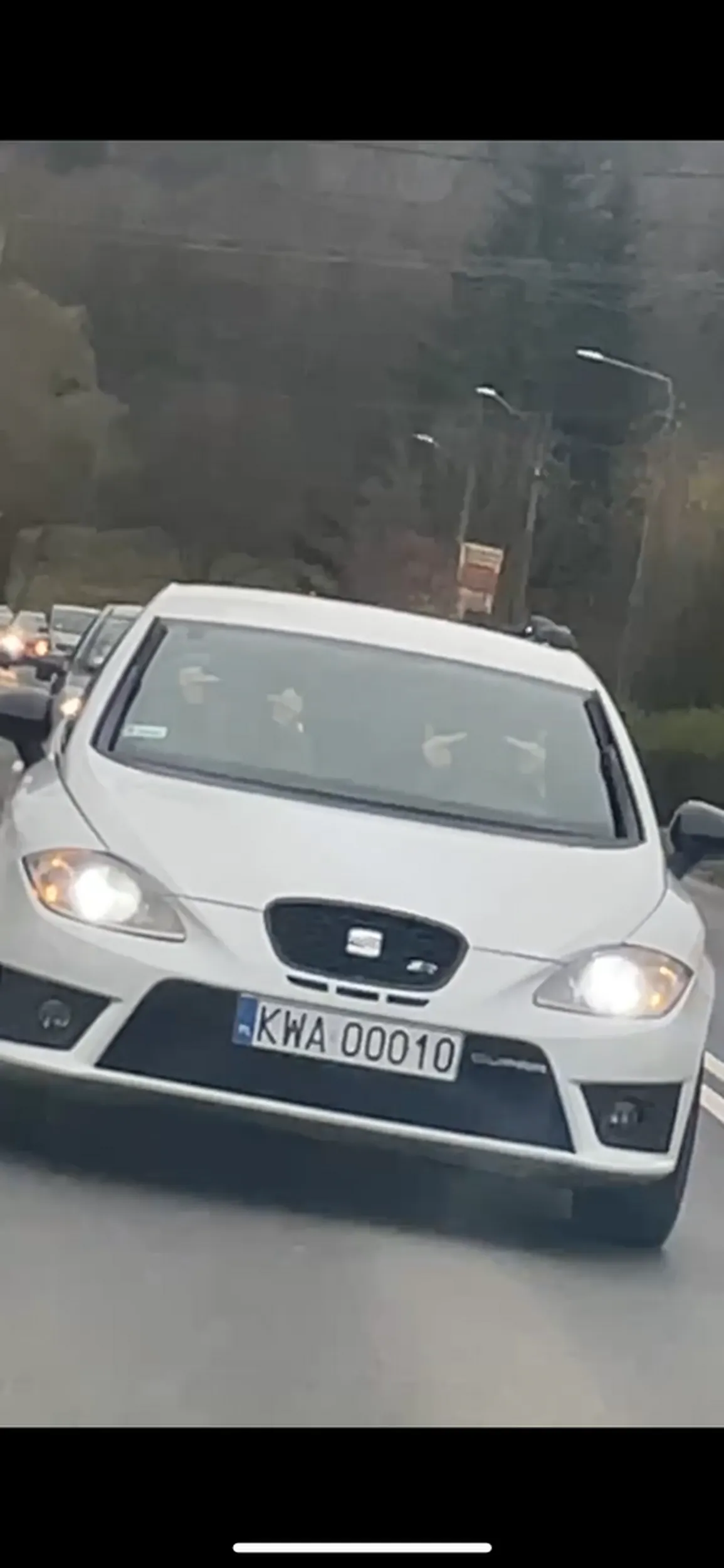 Gdy go wyprzedziłem zaczął trąbić i pokazywać środkowy palec wraz z czarnym kolegą