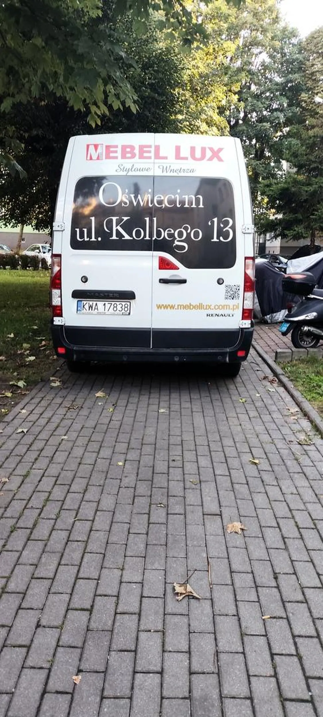 Jak pieszy ma przejść tym chodnikiem?