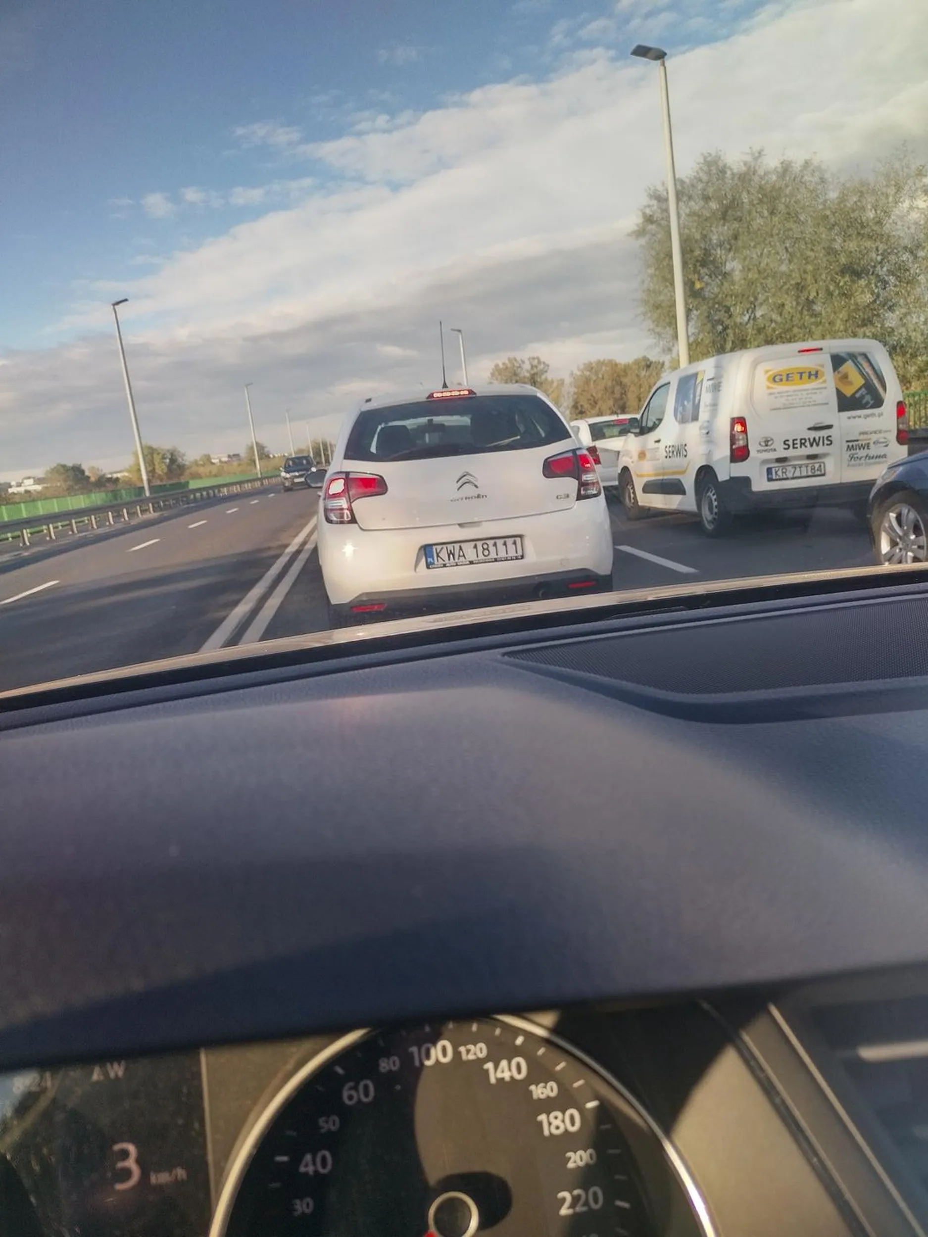 Z cyklu baba chłopa nie przepuści Facet przed nią próbuje zmienić pas z lewego na prawy A ta przyspiesza żeby tylko utrudnić Żeby za chwilę stać w korku za mostem na Nowohuckiej:) Winszuje bystrości umysłu