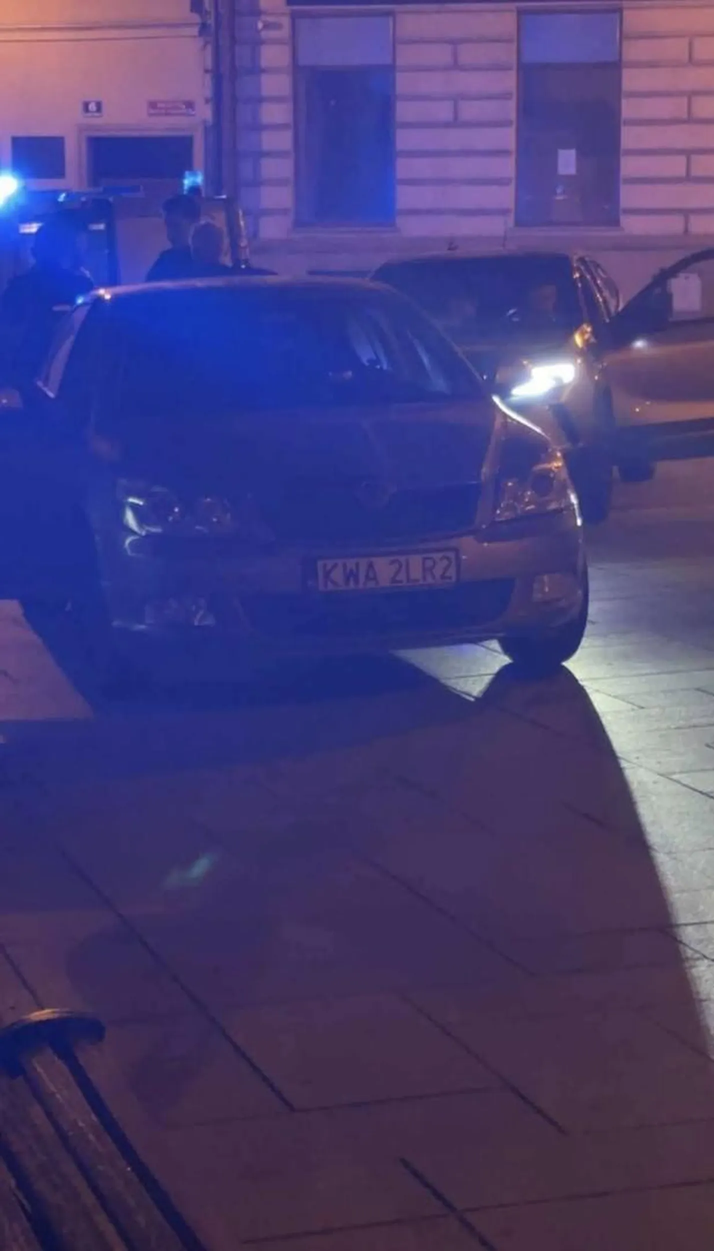 Osoby poruszające się tym pojazdem, z odznakami, przebrane w mundury, podszywały się za policjantów i próbowały wciągnąć nieletnich do swojego pojazdu. https://sucha24.pl/artykul/falszywi-policjanci-n1570261?fbclid=IwZXh0bgNhZW0CMTEAAR4QUxZFd72n8iWfftBE-8yomB1NMeTciYEXHS_ZmmyinpVyrkFB91KFNBWXSQ_aem_ne0eAWGFz3I8lCxShf65Qg