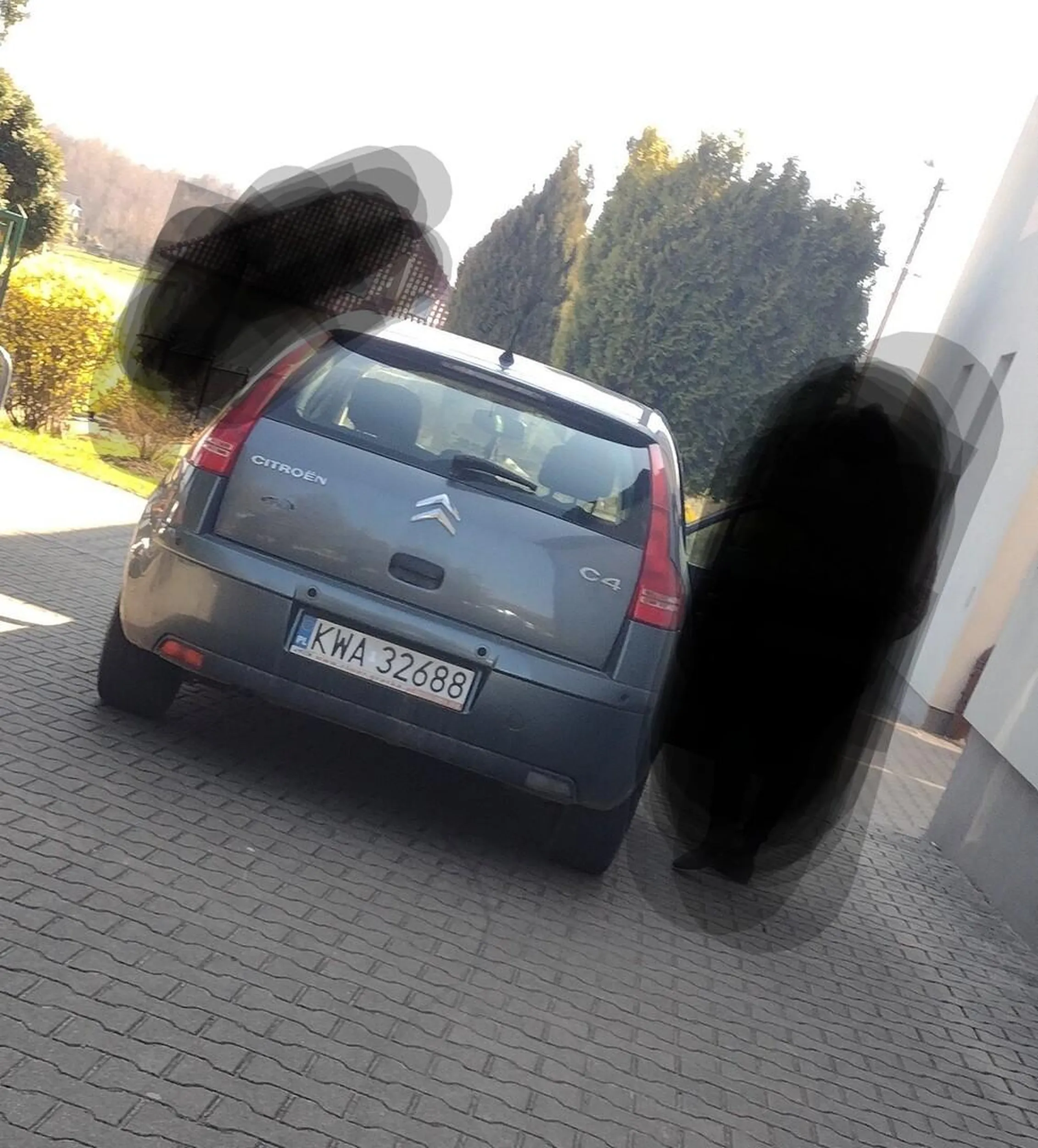 Osoba stoi na miejscu nie wyznaczonym.