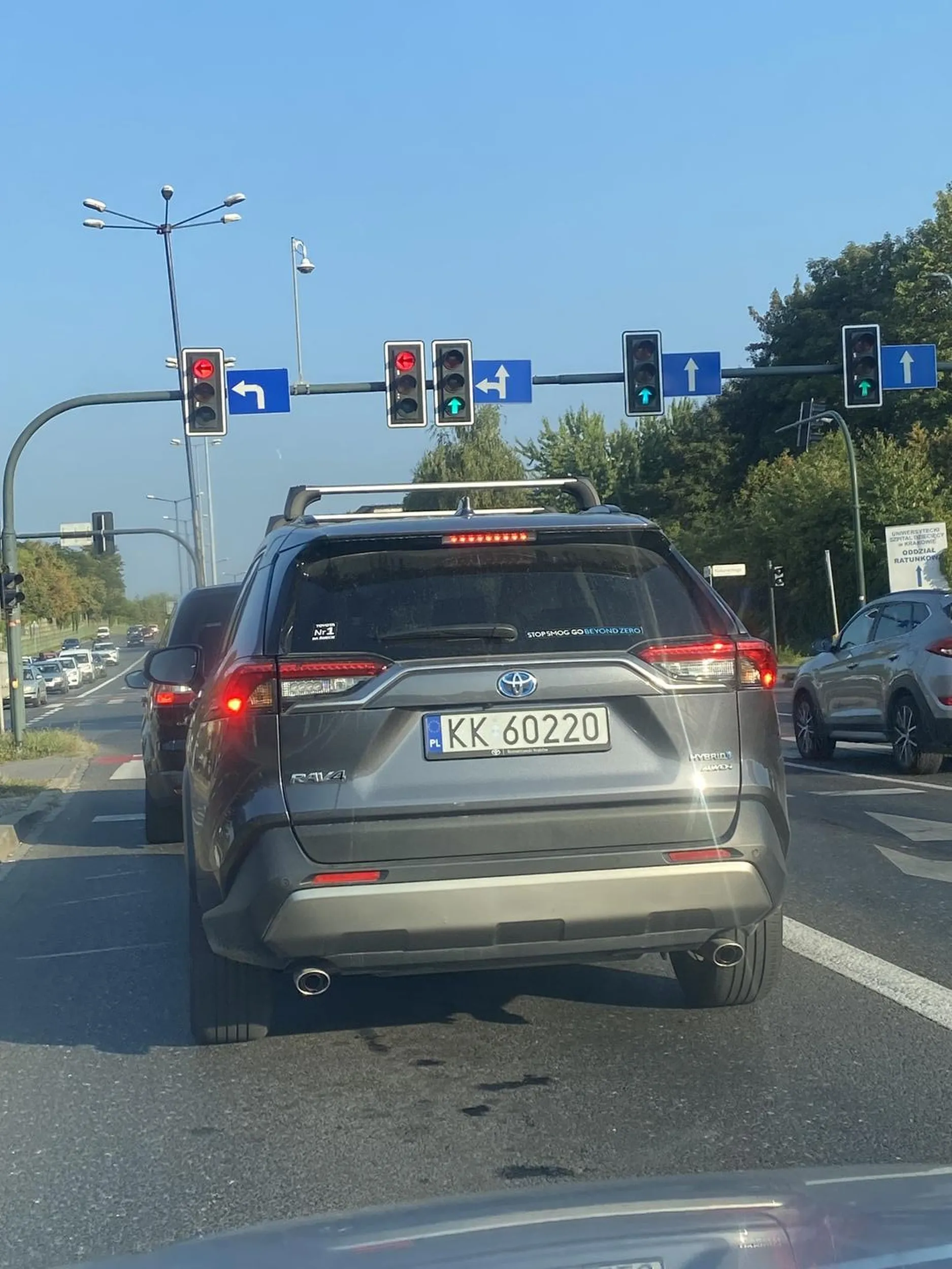 Wymusza wypadek podjeżdża i przyspiesza kiedy człowiek chce zmienić pas a sytuacja miała miejsce mną i z pojazdem przede mną co zaobserwowałam wcześniej dlatego nie doszło do wypadku bo miałam nogę na hamulcu