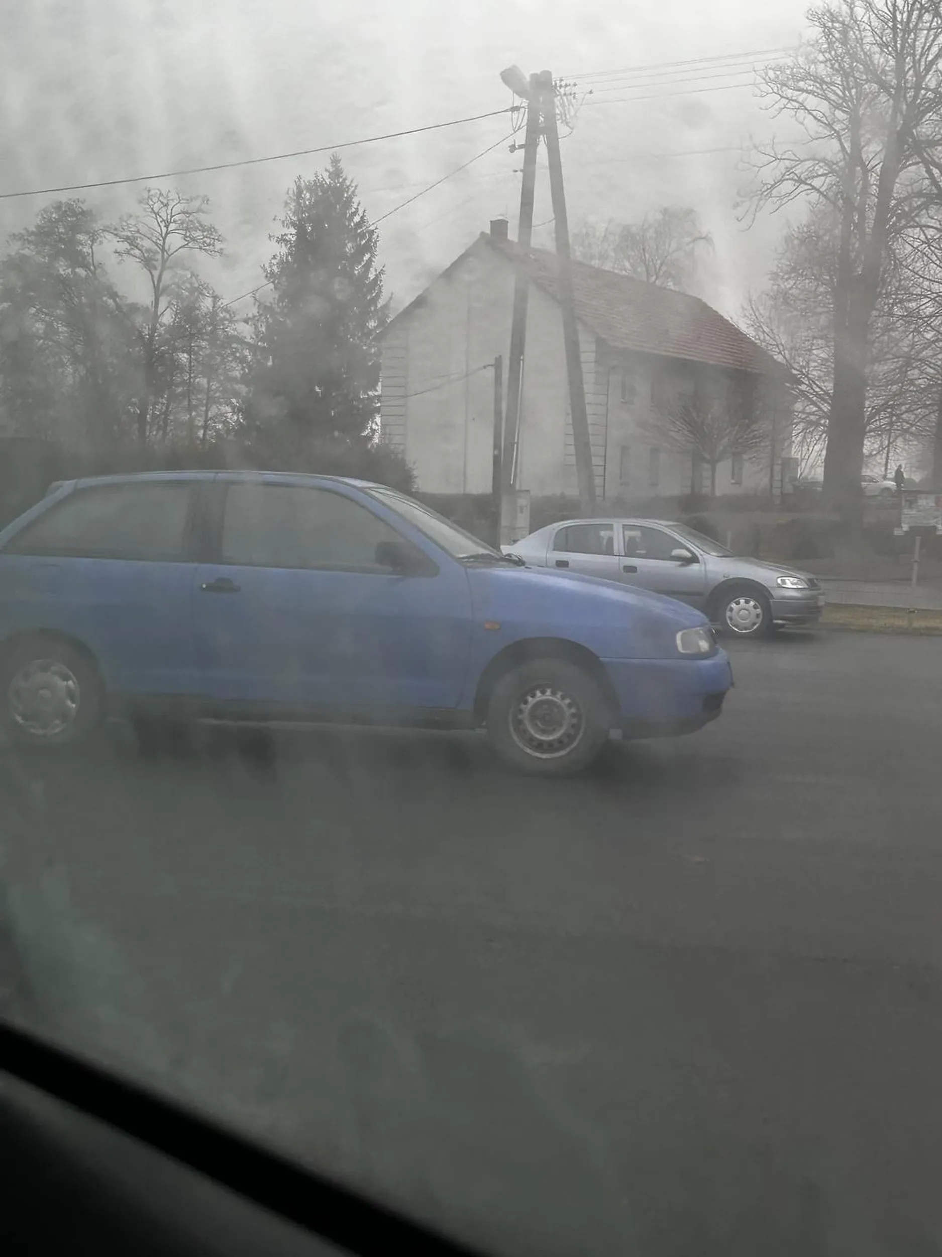 Chłop na oko 70-80 lat. Wygląda jak by wygrał prawko w chipsach. Postawił auto na środku parkingu