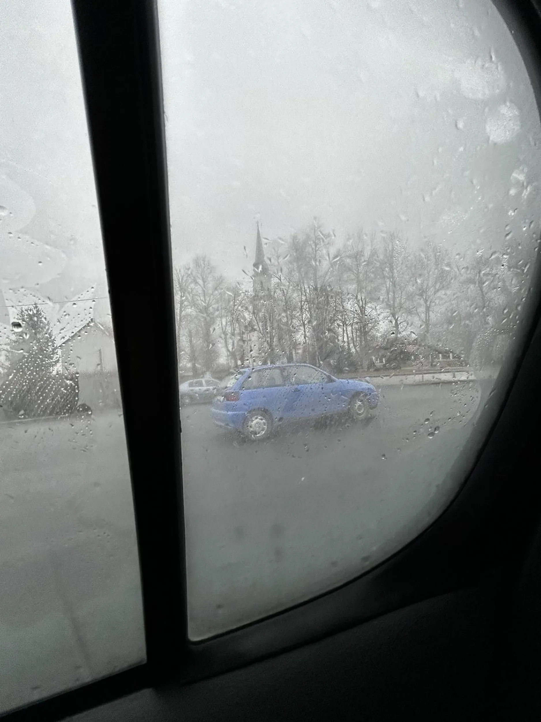 Chłop na oko 70-80 lat. Wygląda jak by wygrał prawko w chipsach. Postawił auto na środku parkingu