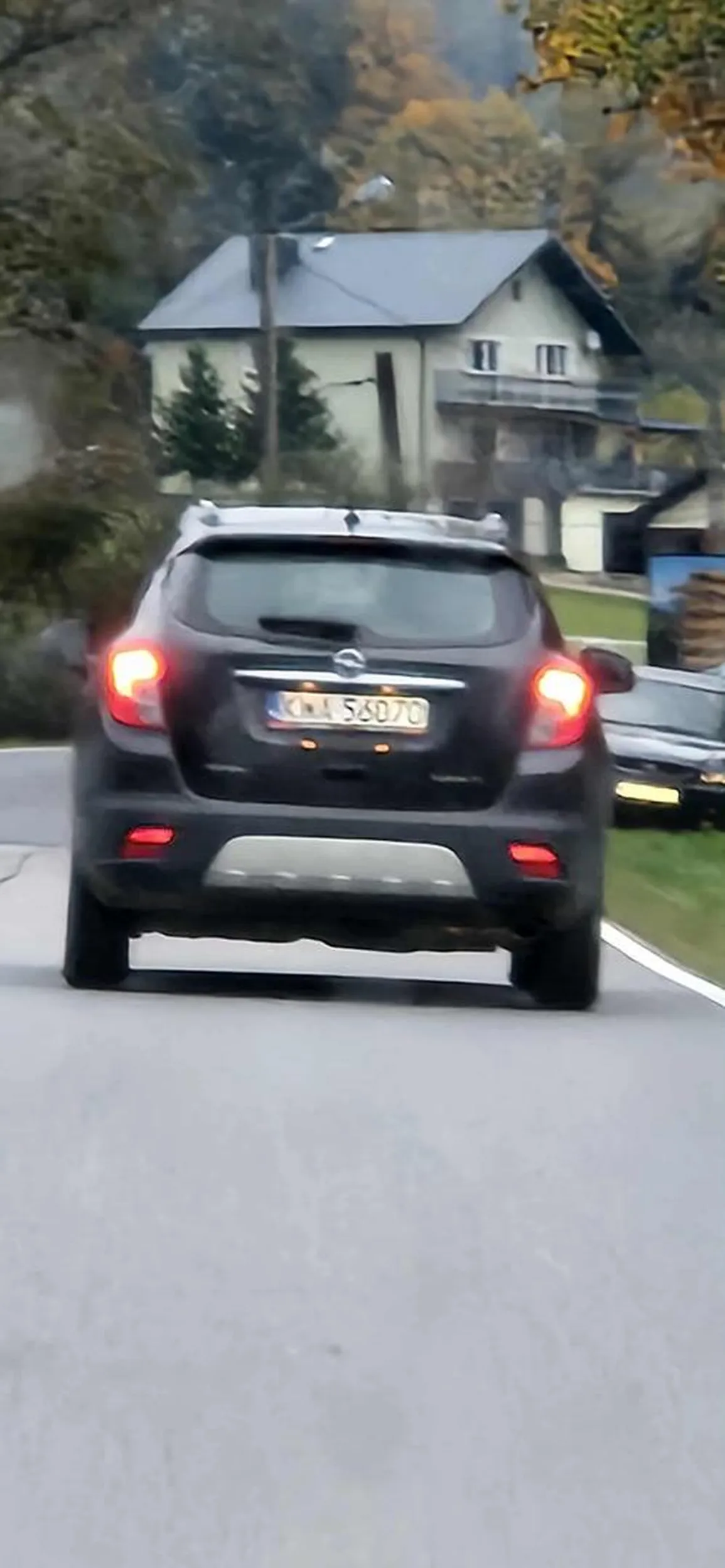 Śmieciarze wyrzucają duże śmieci za szybę samochodu