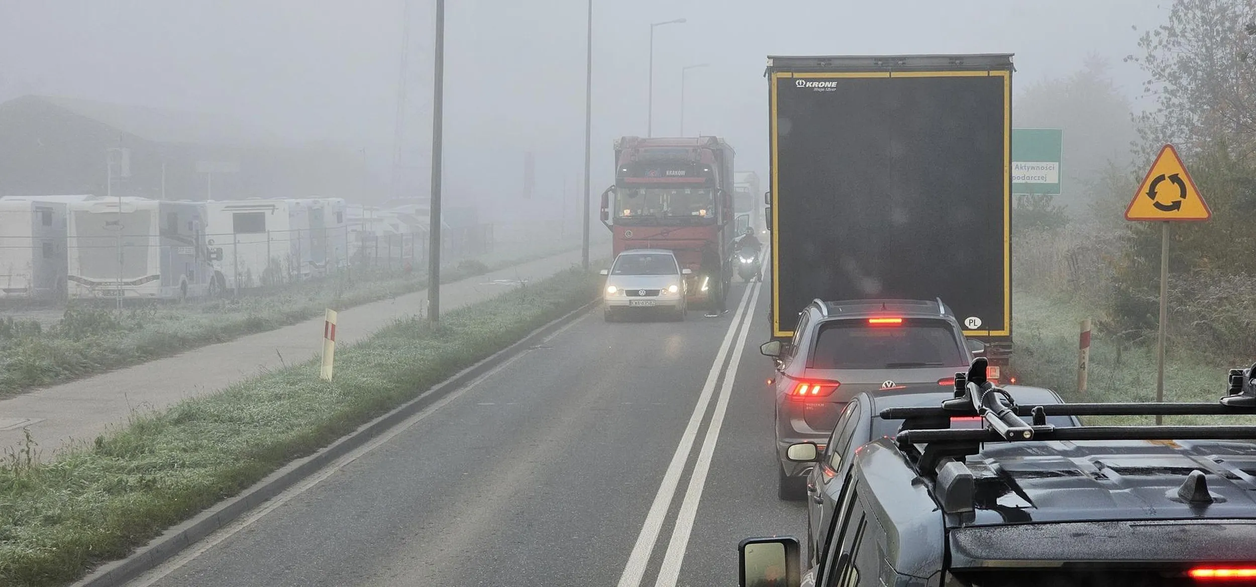 Jakaś ułomna osoba zablokowała oba pasy ruchu, chodziła do kierowców i o coś się do nich pluła, niestety  z wyglądu to takie paskudne, że nie szło rozpoznać czy to facet czy baba, ale jedno jest pewne, ma strasznie nasrane w głowie