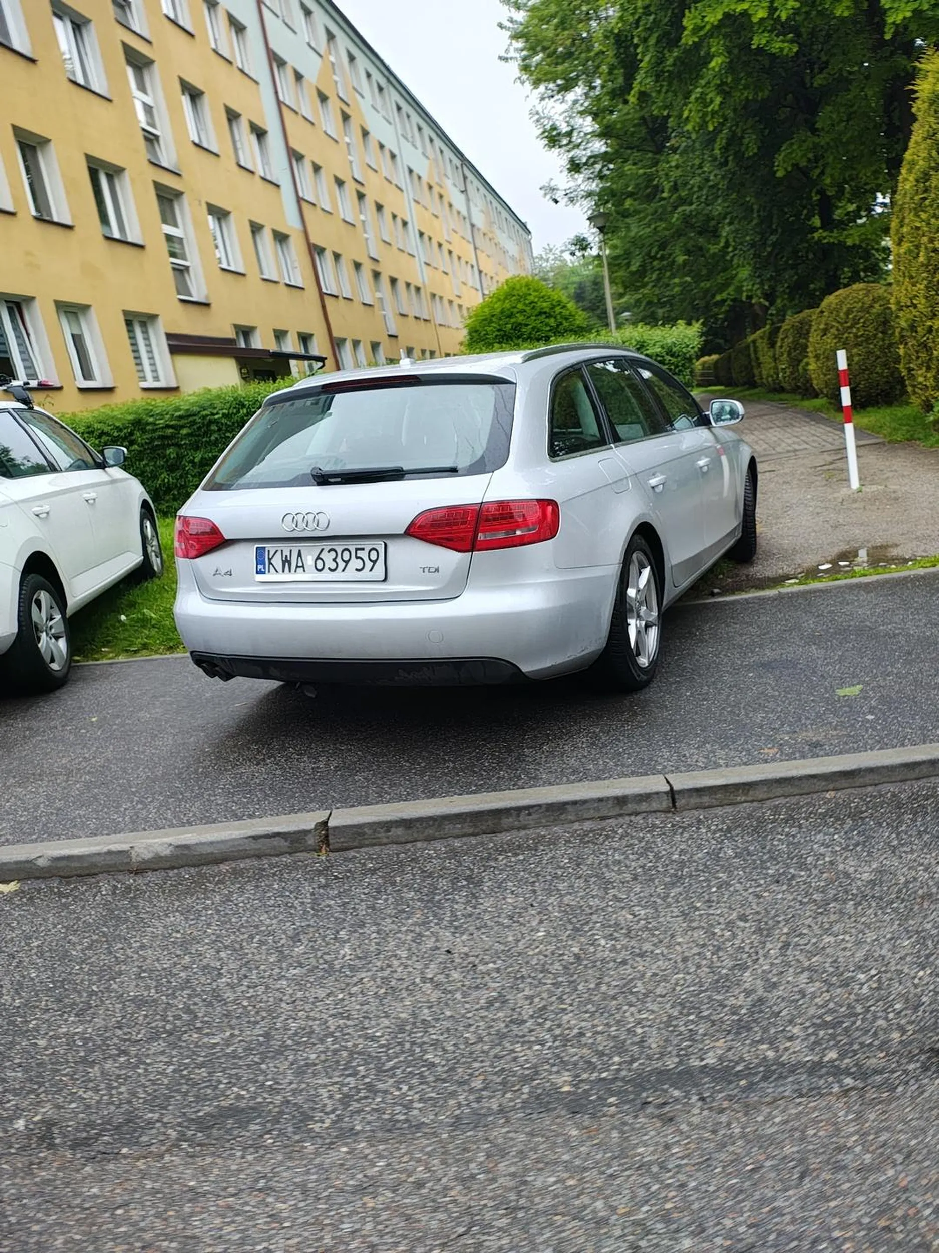 Nie dość, że krzywo, to jeszcze w niedozwolonym miejscu.