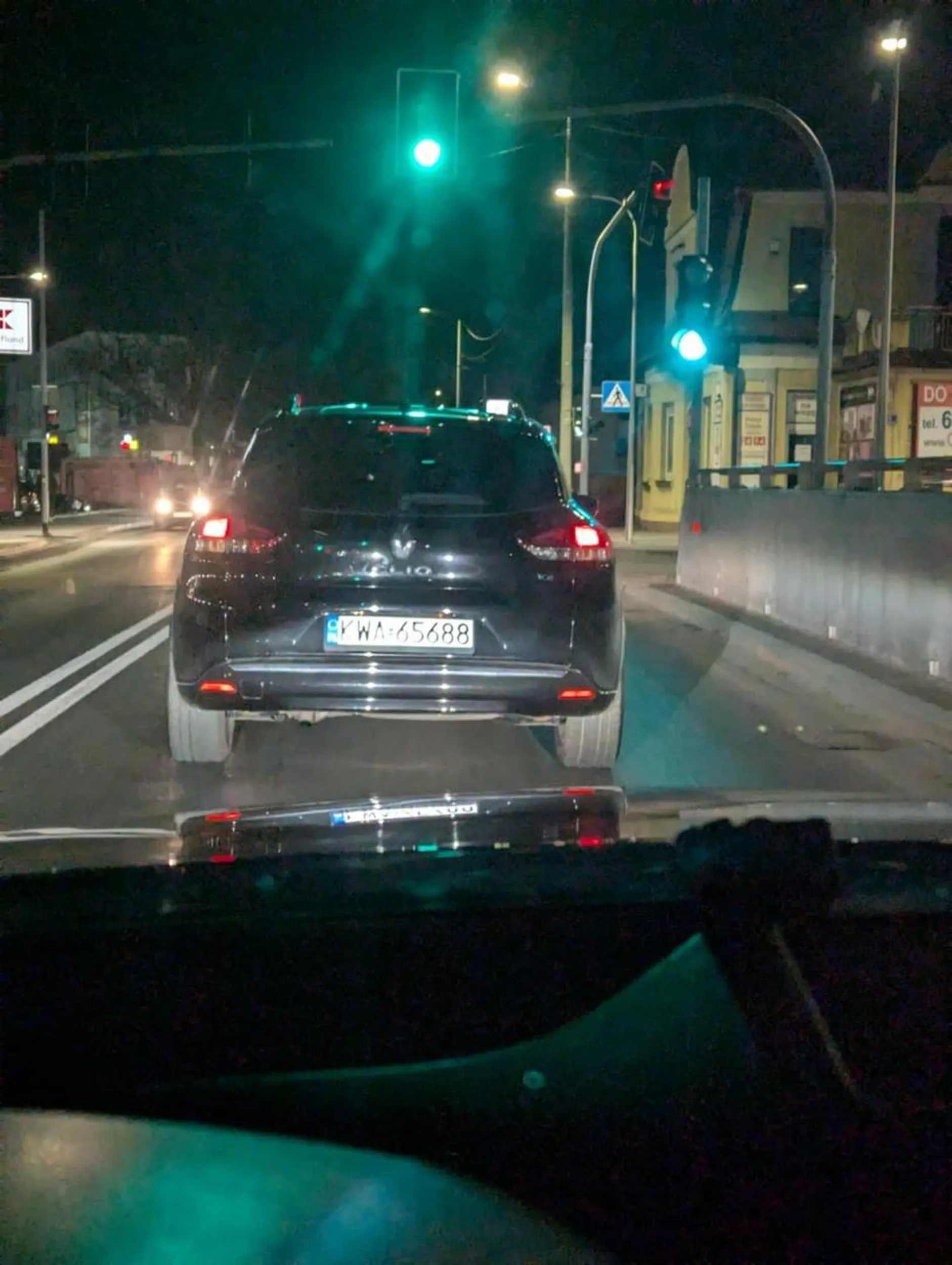 Miły Pan, za wyprzedzenie go próbował mi wybić szybę i lusterko, na szczęście w starym Mercedesie jest pancerne, mam nadzieję,że rączka dalej boli:)