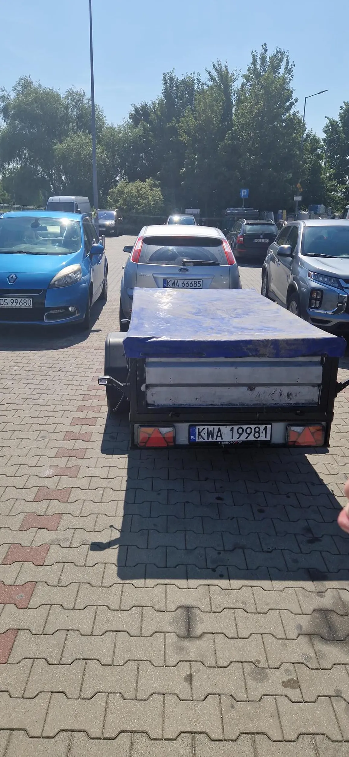 Cztery ameby umysłowe z krzywymi ryjami przyjechały pod Castorame. Stali wokół swojej rozklekotanej przyczepki i śmiali się z przechodzącej obok osoby niepełnosprawnej. Chciało się dać w mordę