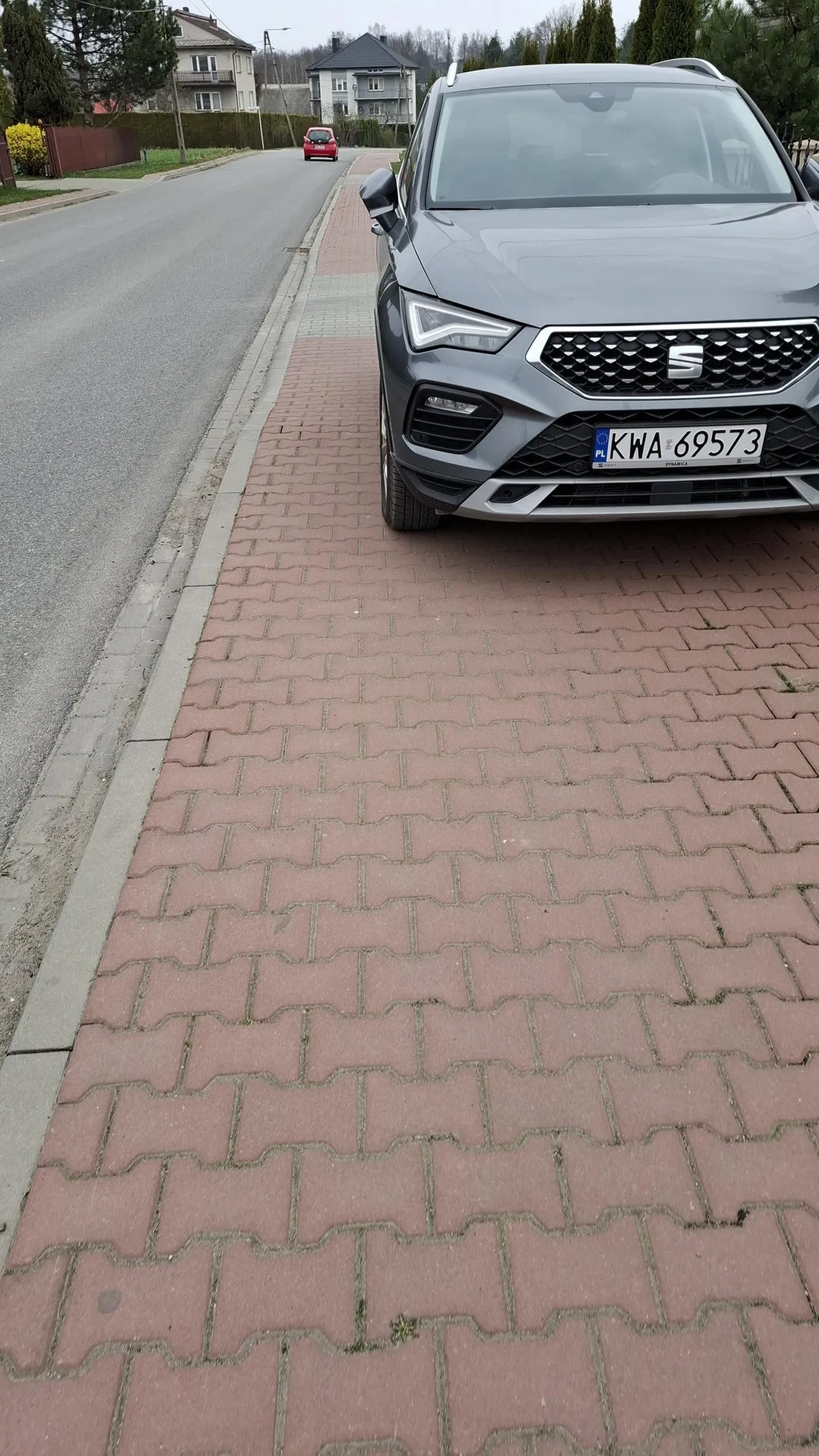 Nie wiesz ile to jest 1.5 metra ? Następnym razem wydrapie ci na masce jak miarki nie znajdziesz.